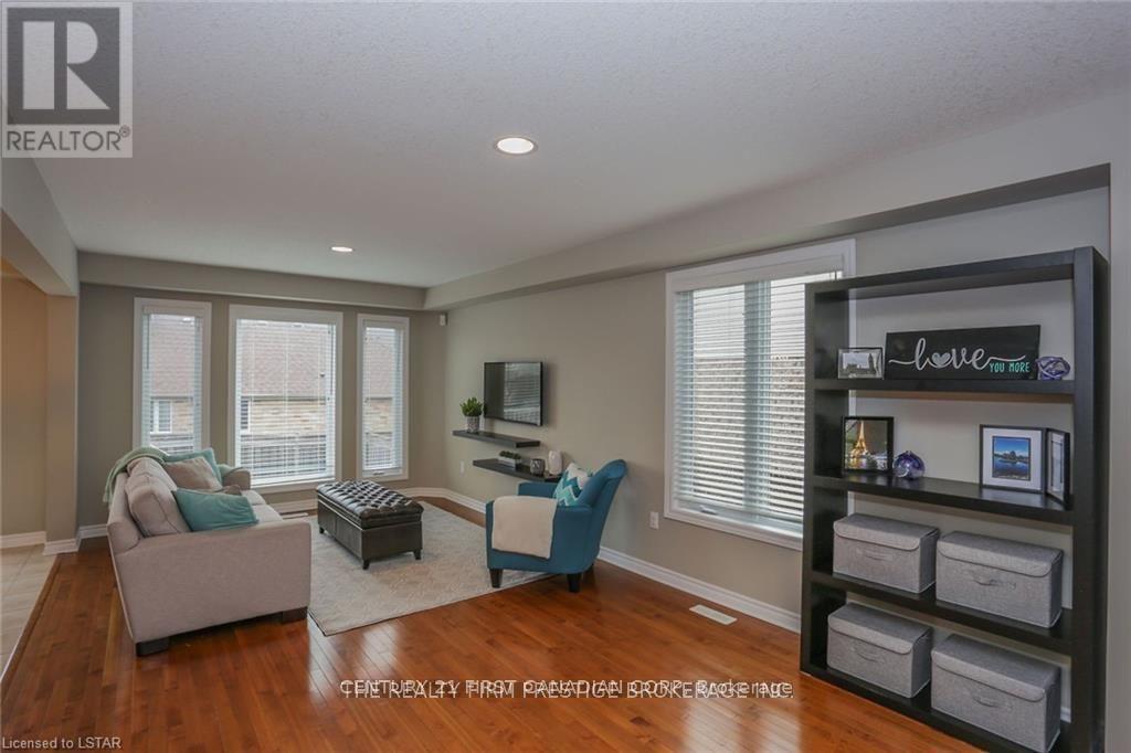 UPPER - 950 OAKCROSSING ROAD, London North (North M) — photo 8