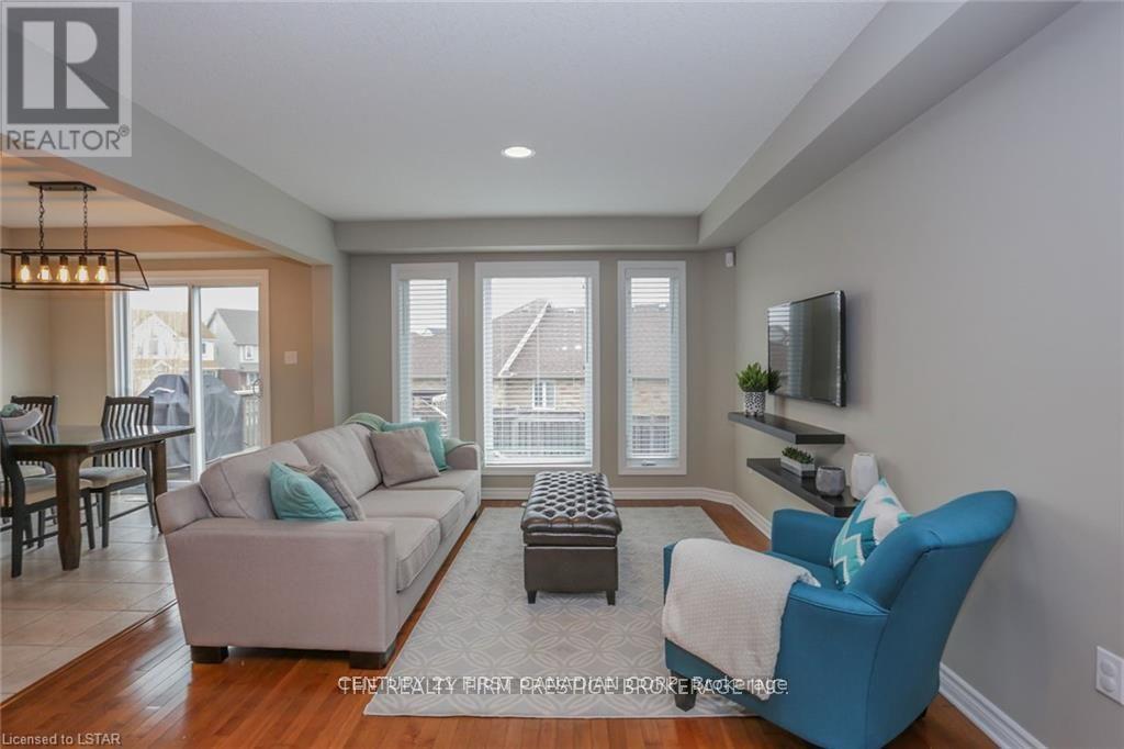 UPPER - 950 OAKCROSSING ROAD, London North (North M) — photo 9