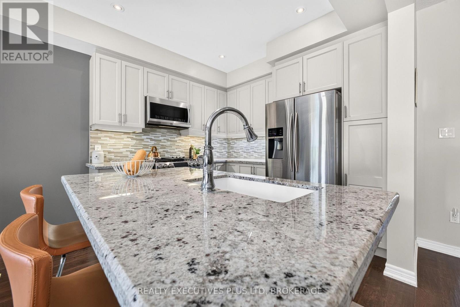 #9 43 KERMAN AVENUE - 16