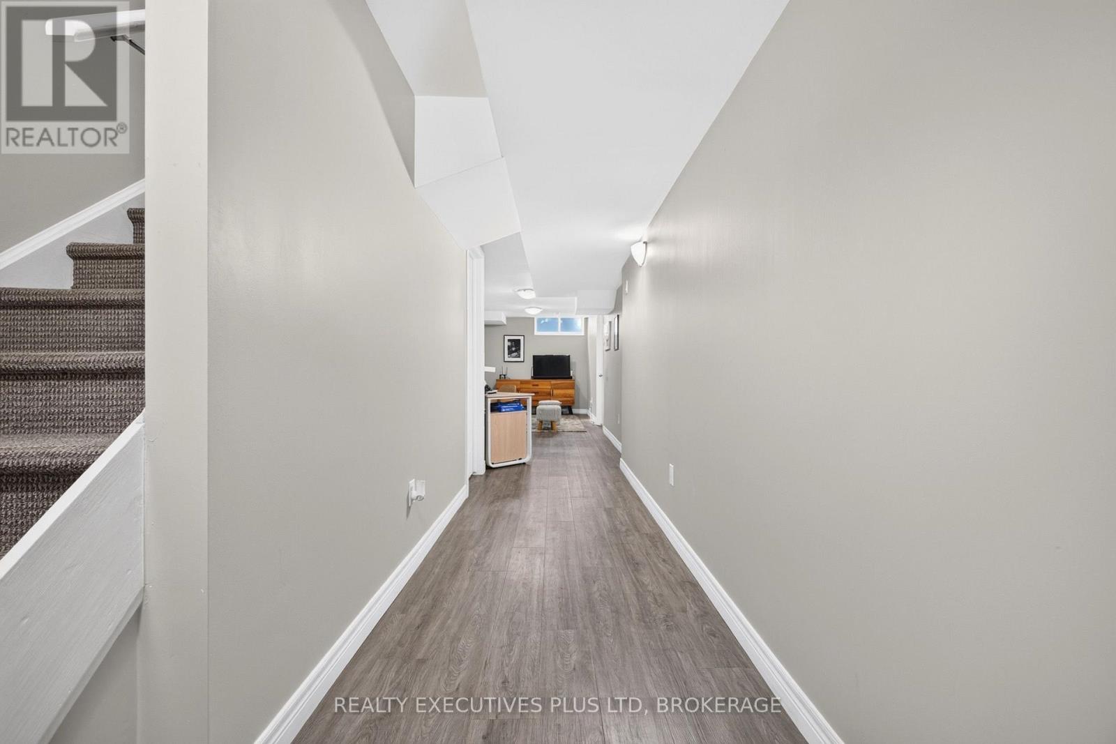 #9 43 KERMAN AVENUE - 43