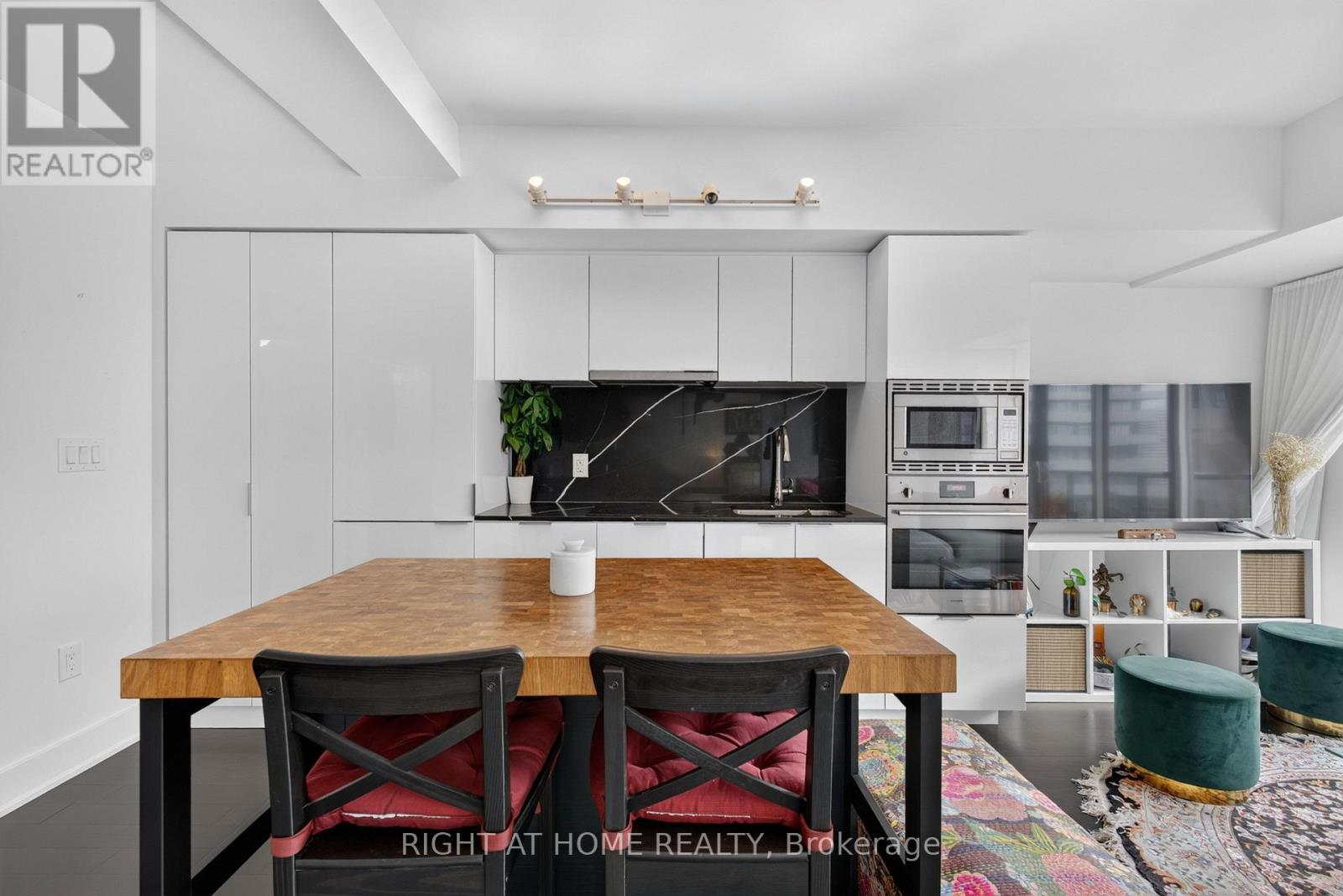 Photo of 955 BAY Street