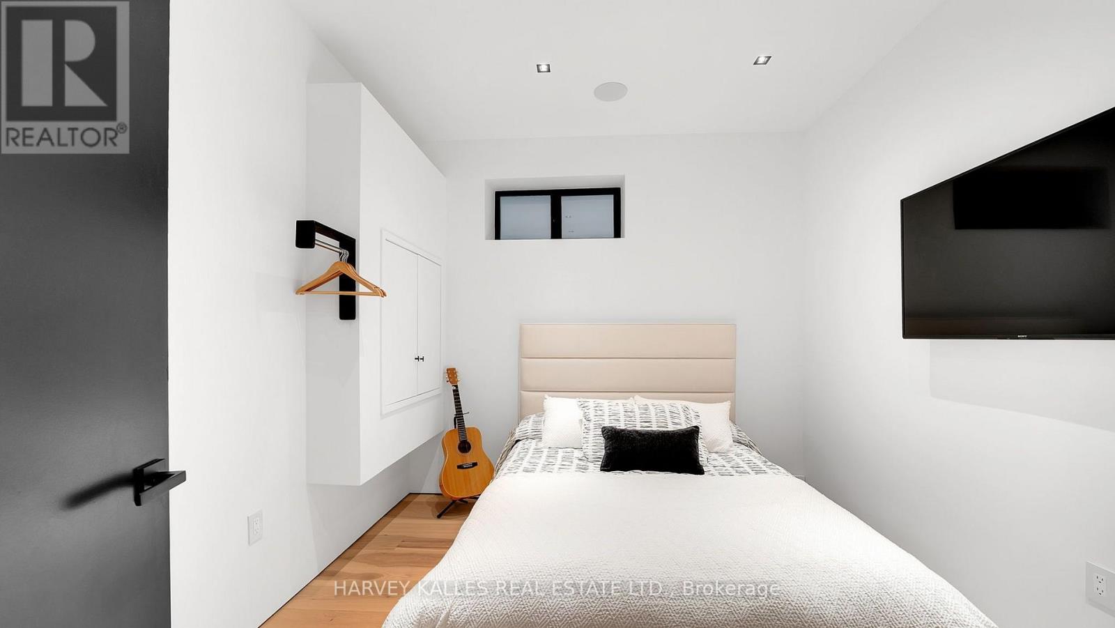 4 DOUGLAS CRESCENT - 24