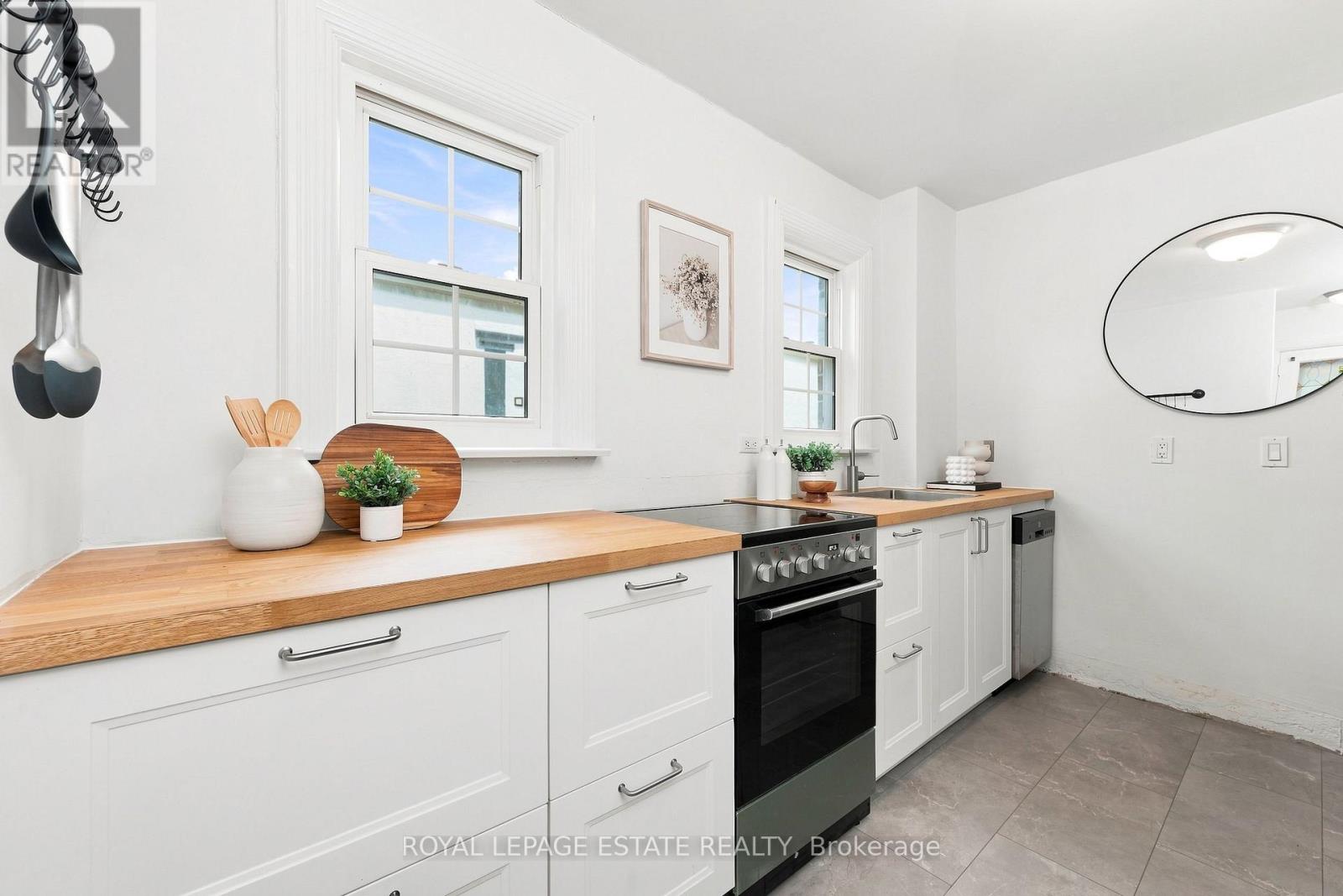 72 MANDERLEY DRIVE - 10