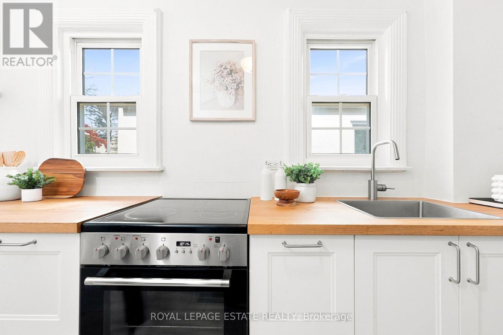 72 MANDERLEY DRIVE - 12