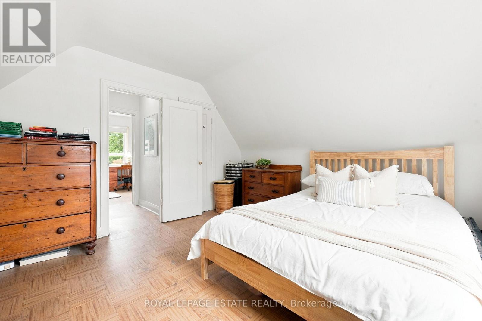 72 MANDERLEY DRIVE - 18