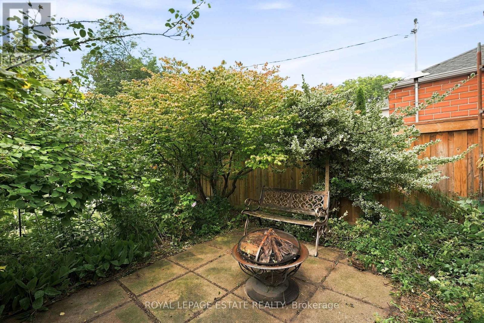 72 MANDERLEY DRIVE - 22