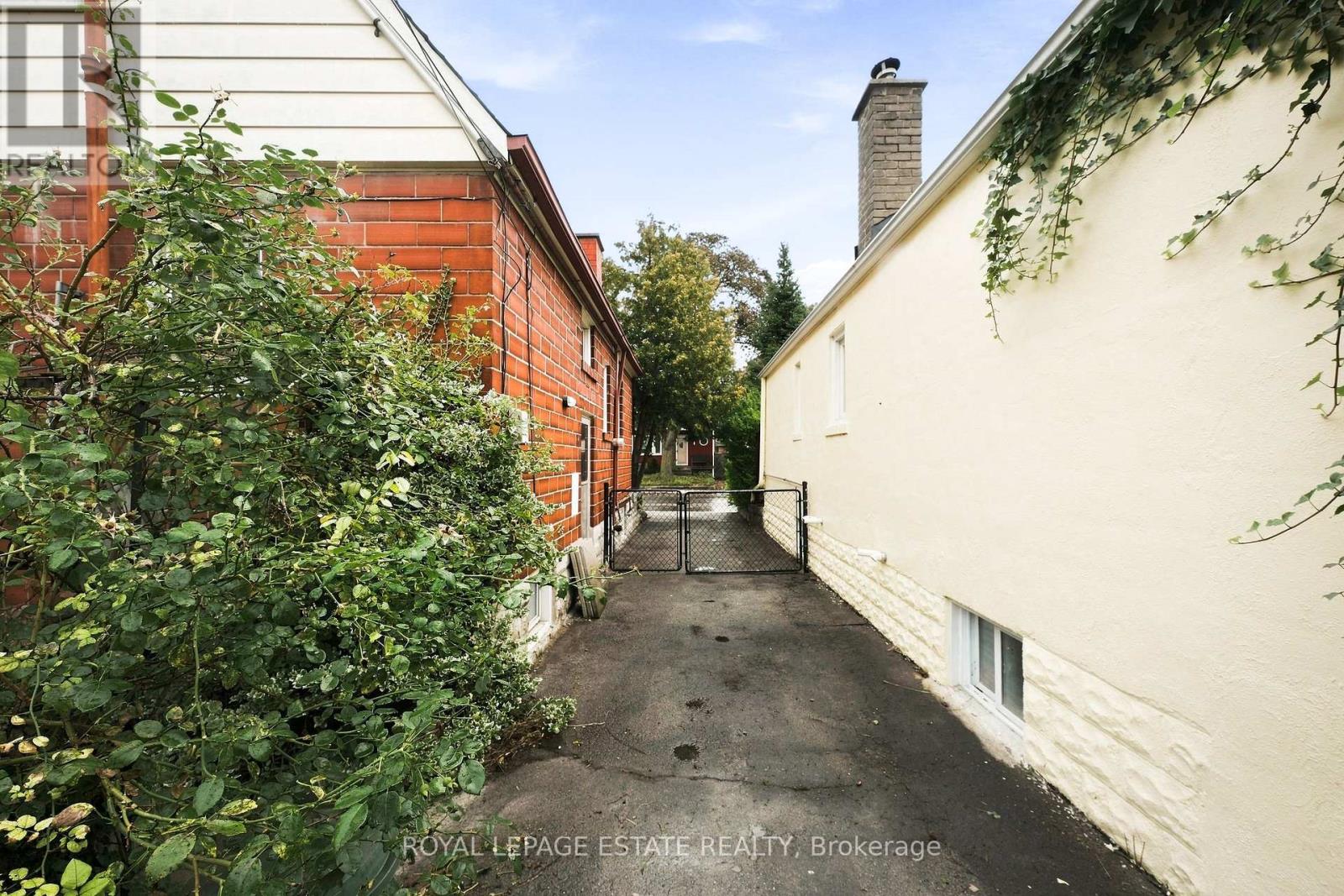 72 MANDERLEY DRIVE - 24