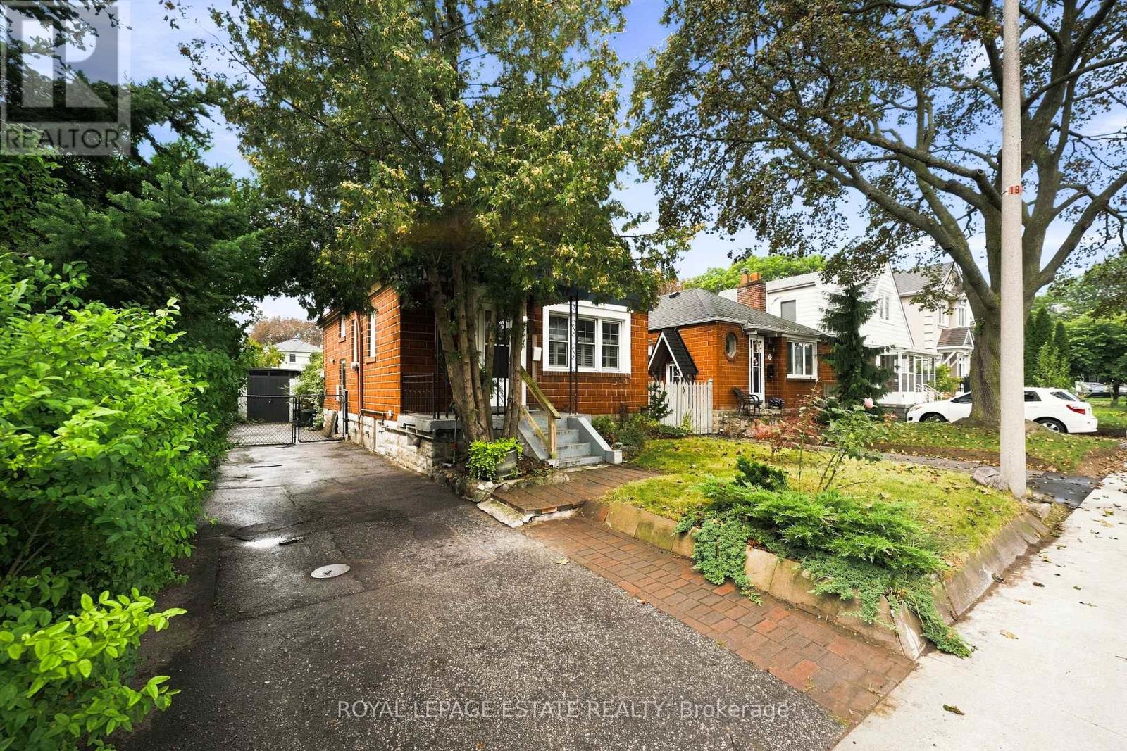 72 MANDERLEY DRIVE - 26