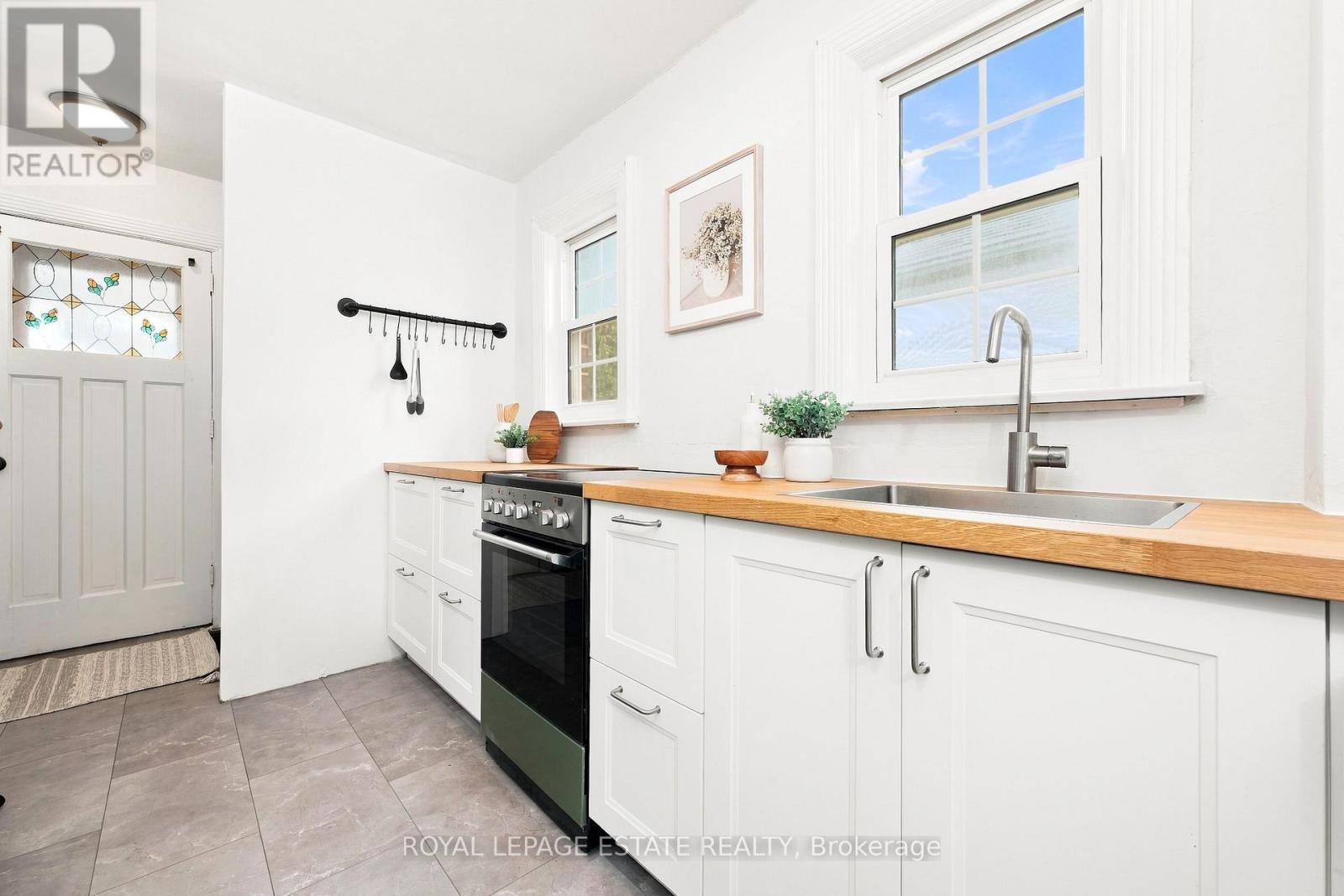 72 MANDERLEY DRIVE - 8