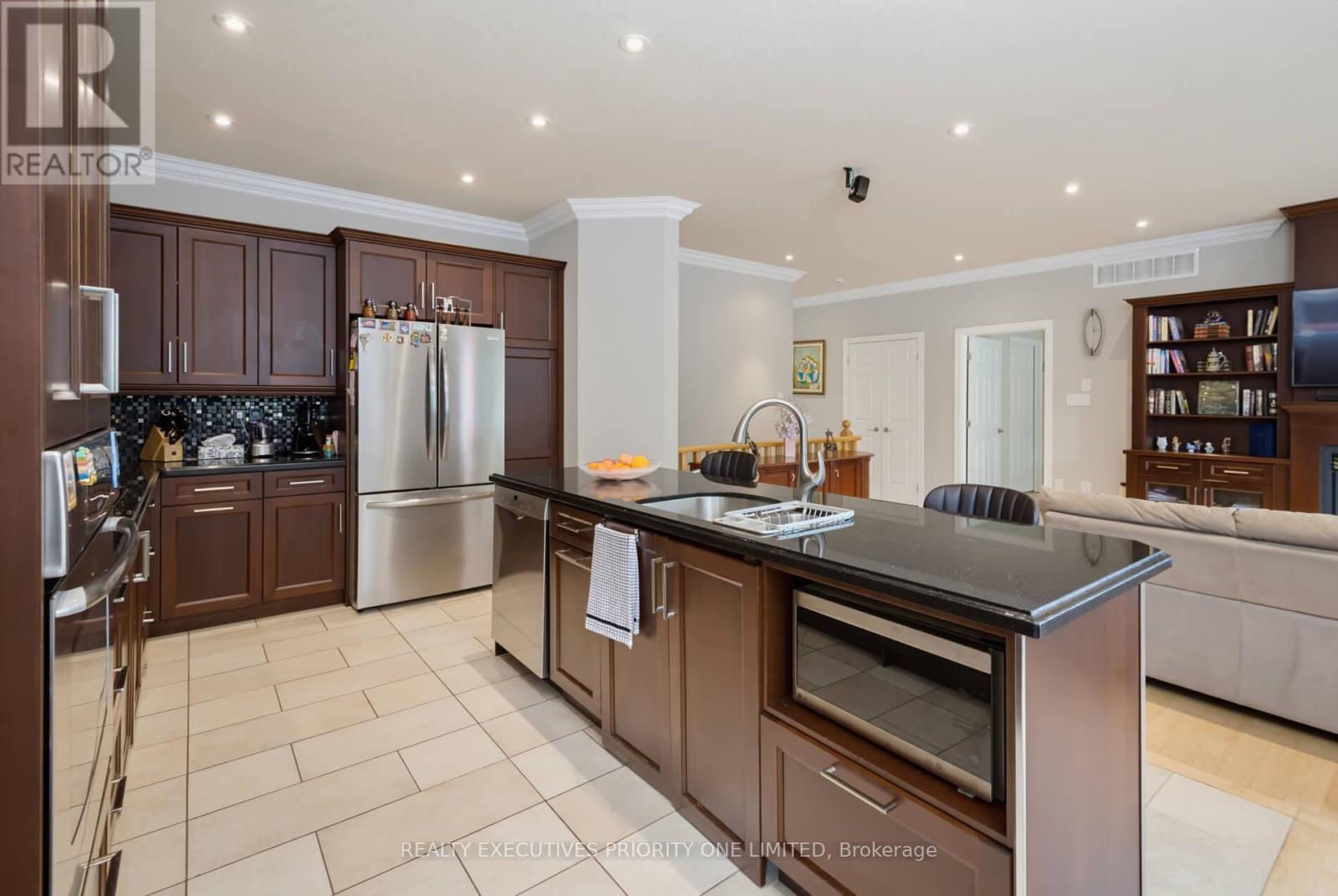 202 JOHN STREET W - Image 11