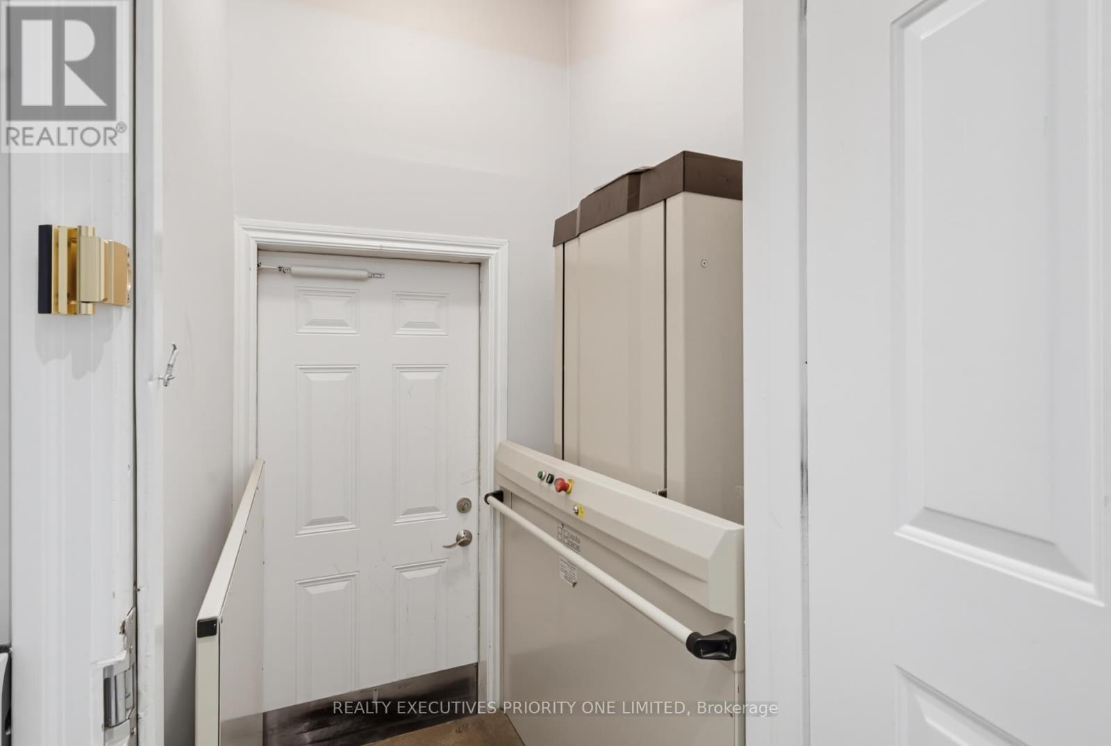 202 JOHN STREET W - Image 22