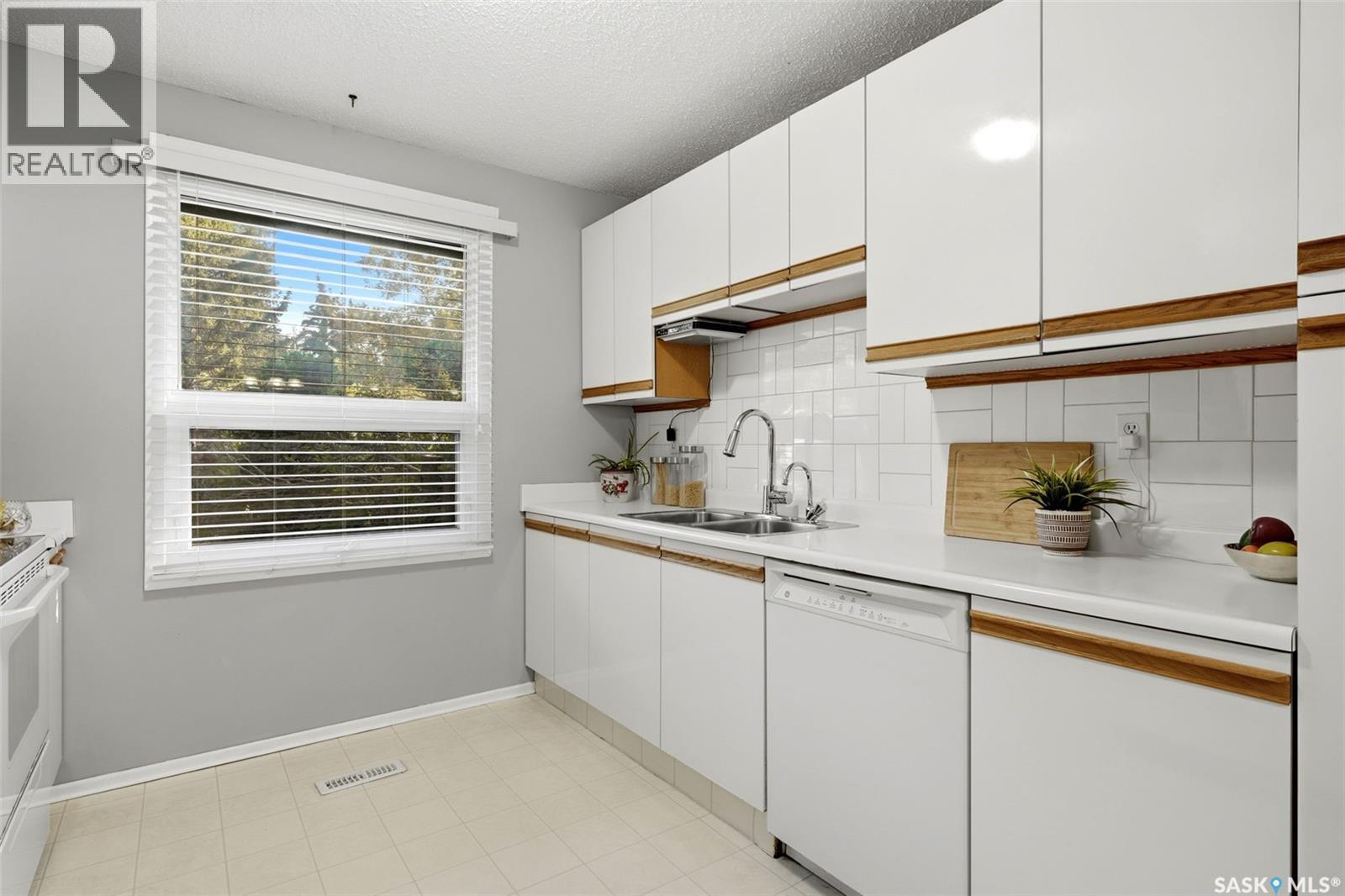 903 Rowell CRESCENT N - 12