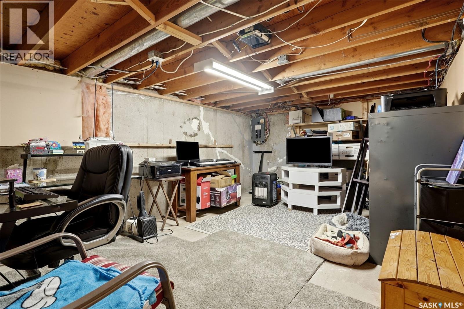 903 Rowell CRESCENT N - 32