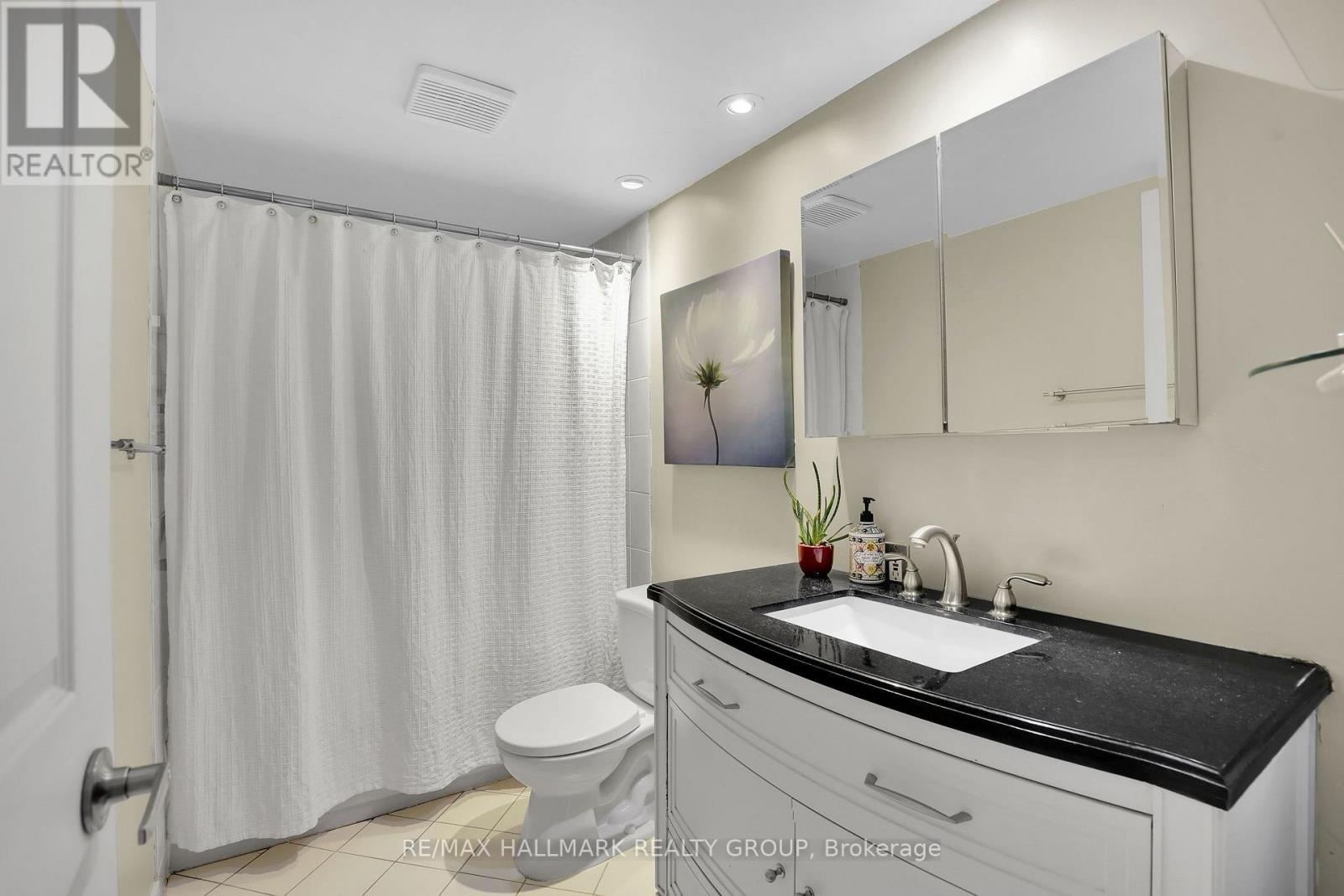 3 Bed, 2 Bath House for Sale in Ottawa – 6 – 525 HILSON AVENUE, Ottawa – MLS# X13766902 - Image 20