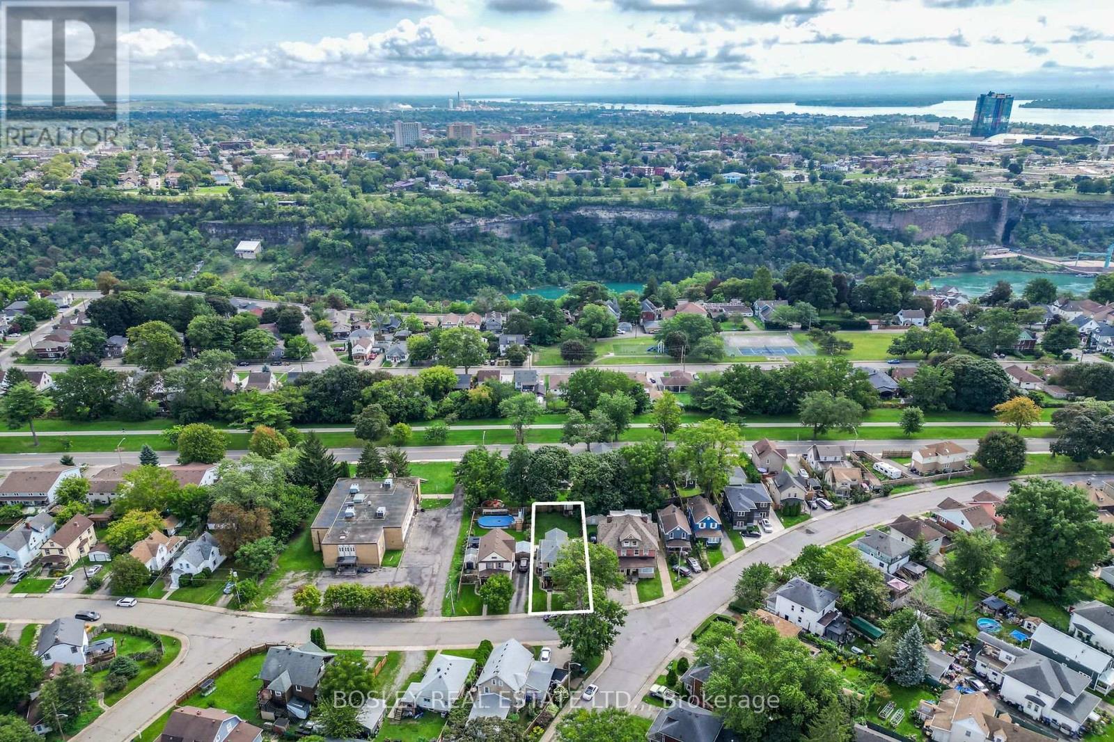 5186 MCGLASHAN CRESCENT - 40