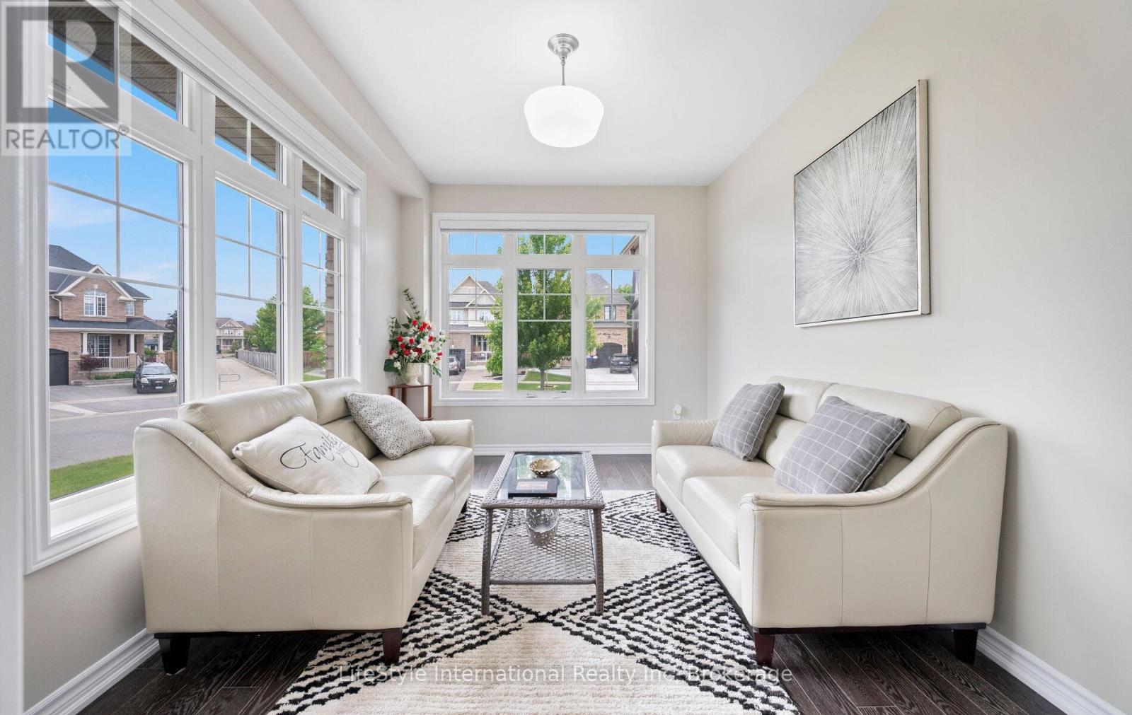 48 HAWKE CRESCENT - 12