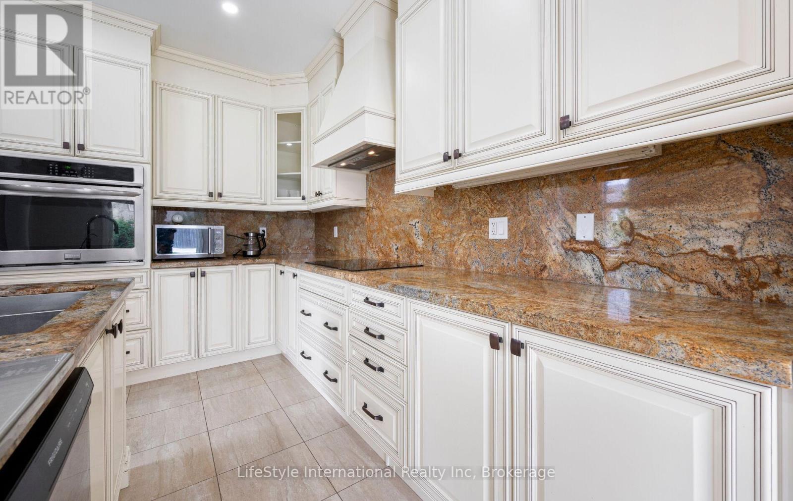 48 HAWKE CRESCENT - 24