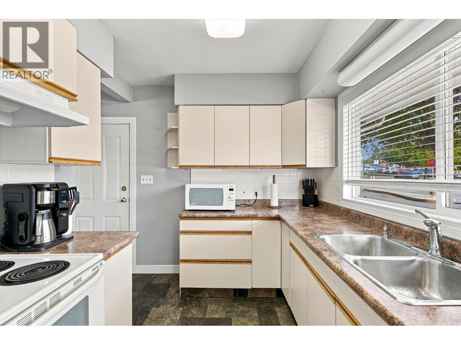 1370 Glenmore Drive - 10