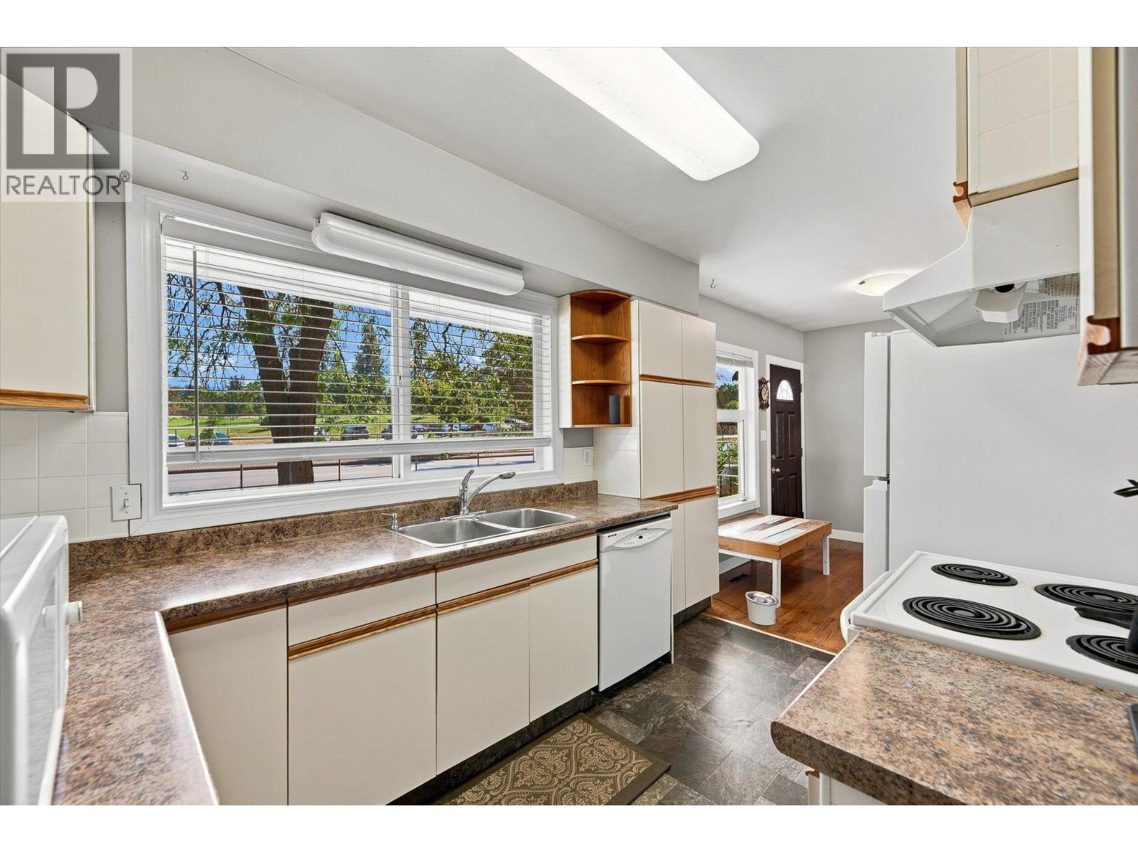 1370 Glenmore Drive - 11