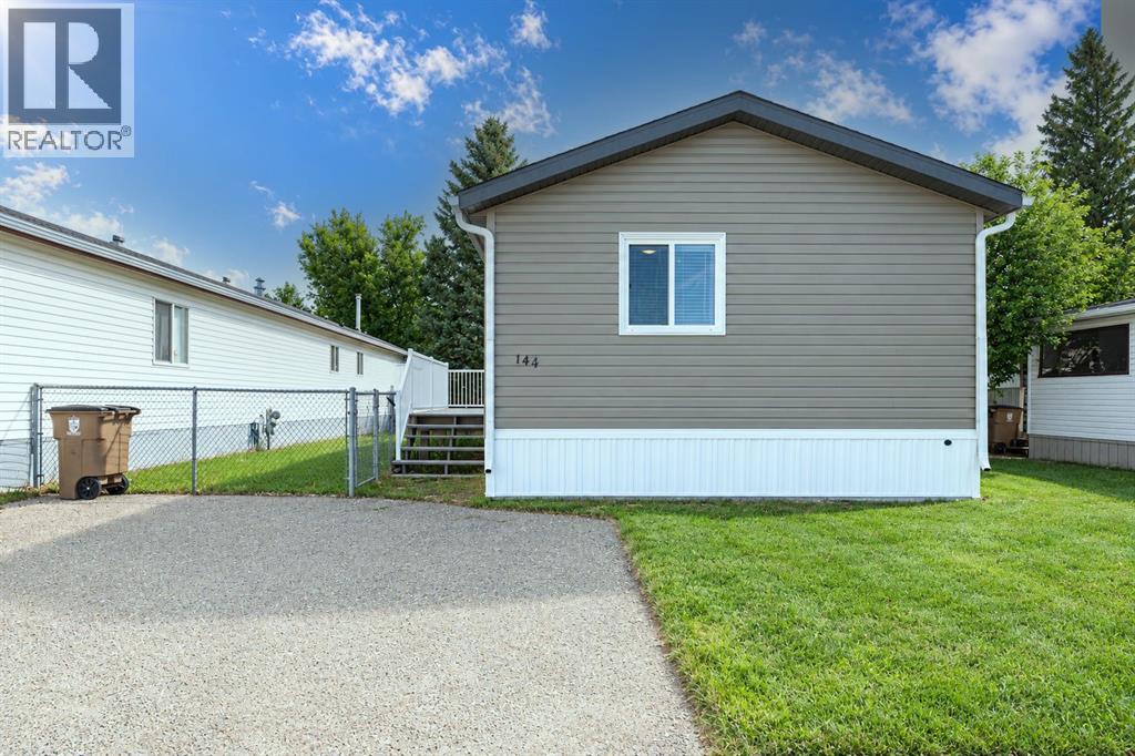 144 Birch Street W, Brooks — photo 2