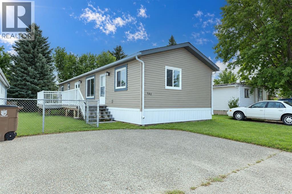 144 Birch Street W, Brooks — photo 1