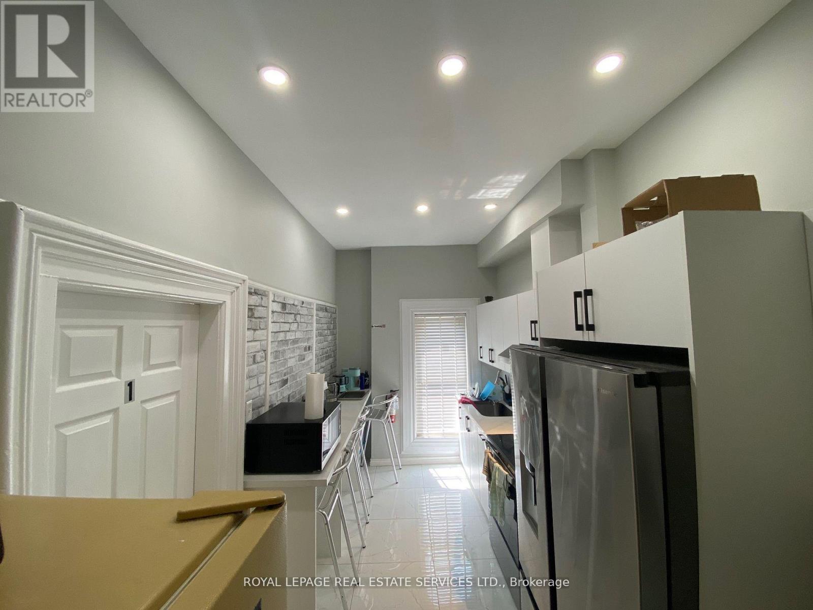 202 - 206 CARLTON STREET, Toronto (Cabbagetown-South St. James Town) — photo 2