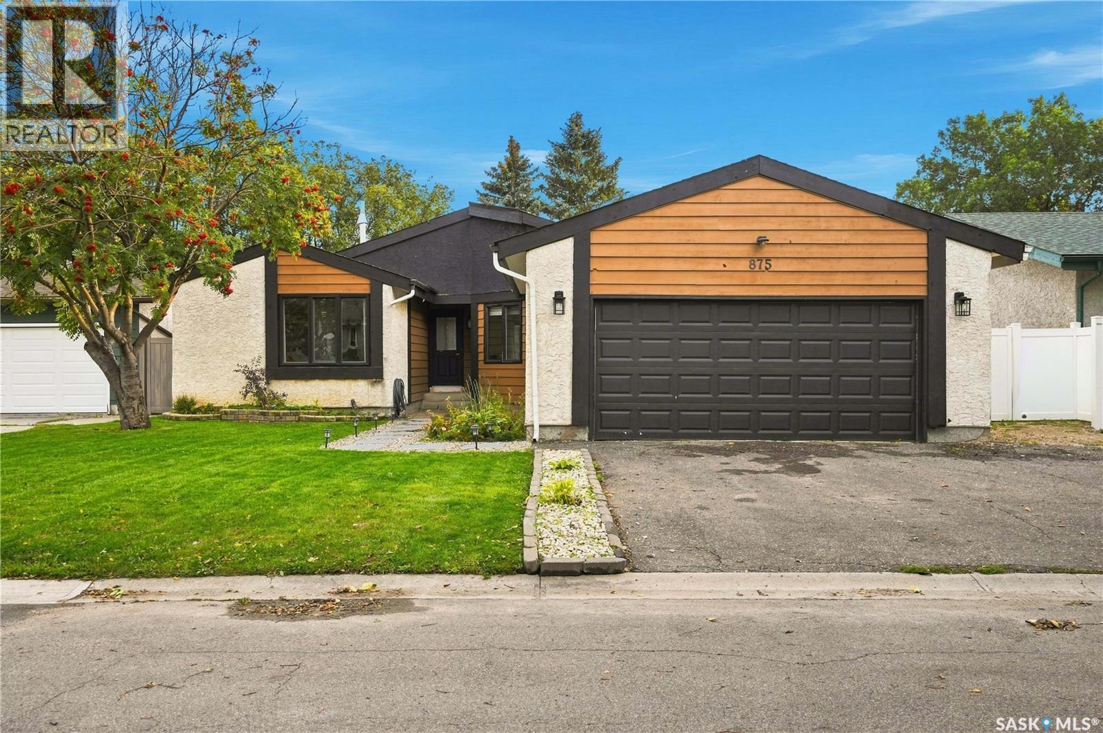 875 Seymour CRESCENT - 1