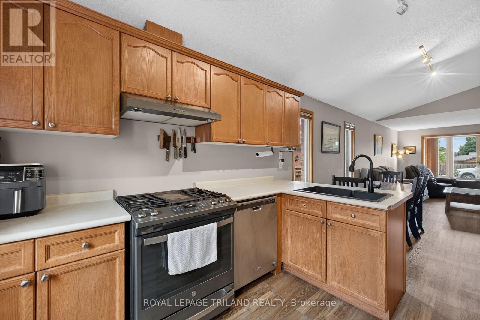 59 QUEENSWAY DRIVE - 16