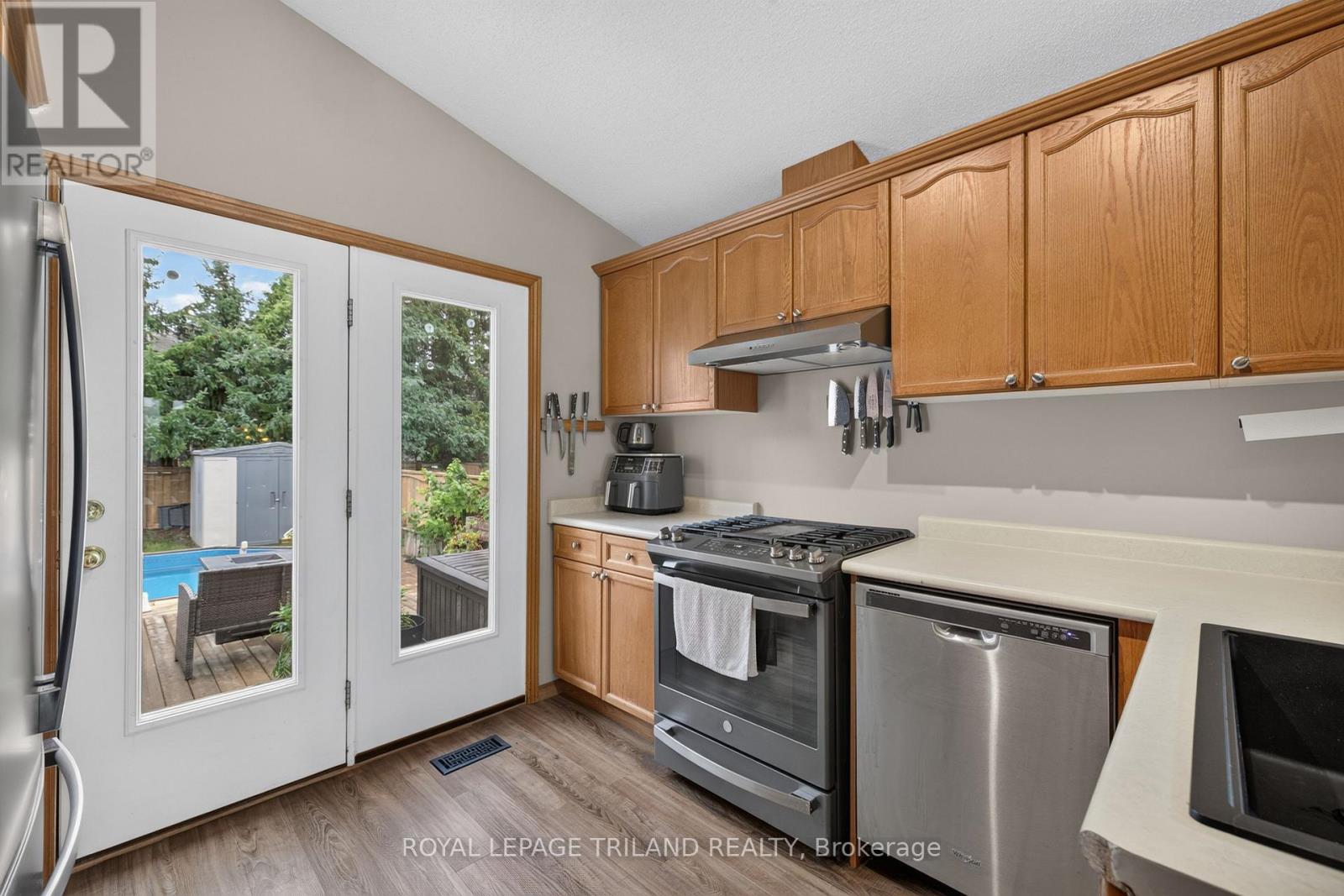 59 QUEENSWAY DRIVE - 17