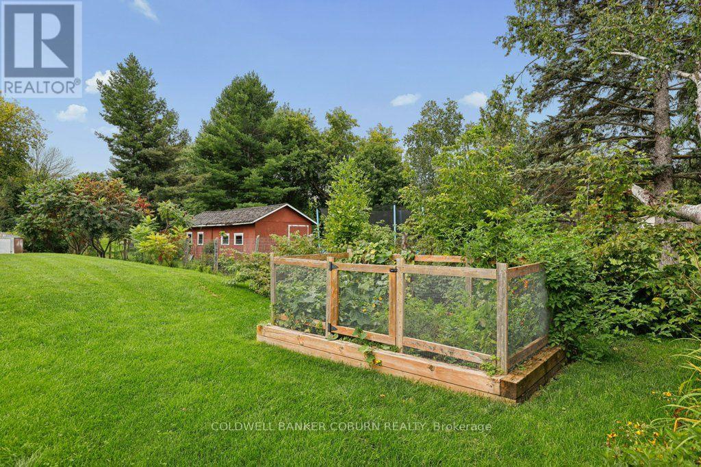 6674 FOURTH LINE ROAD S - Image 35