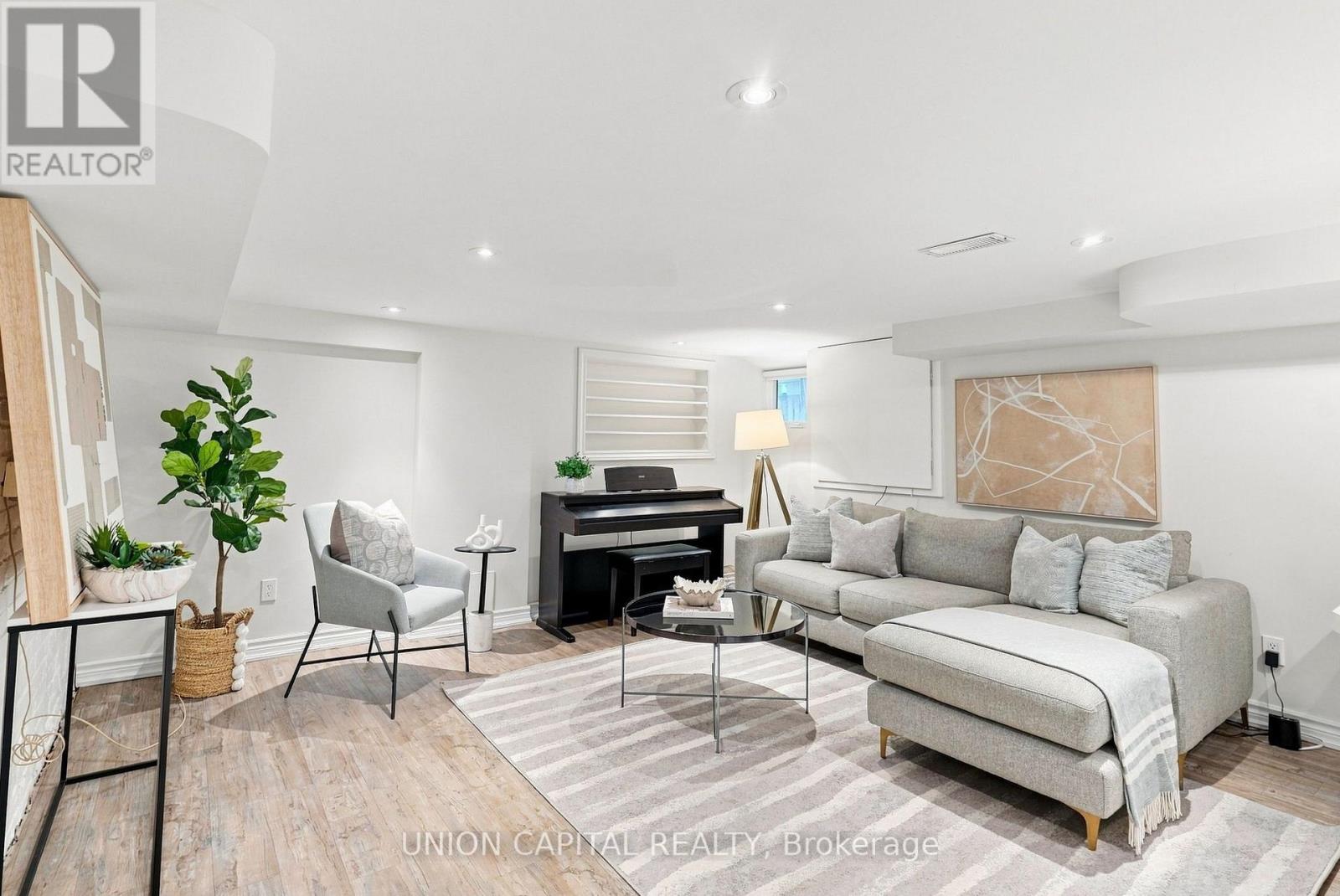 72 ROBBINS AVENUE - 18