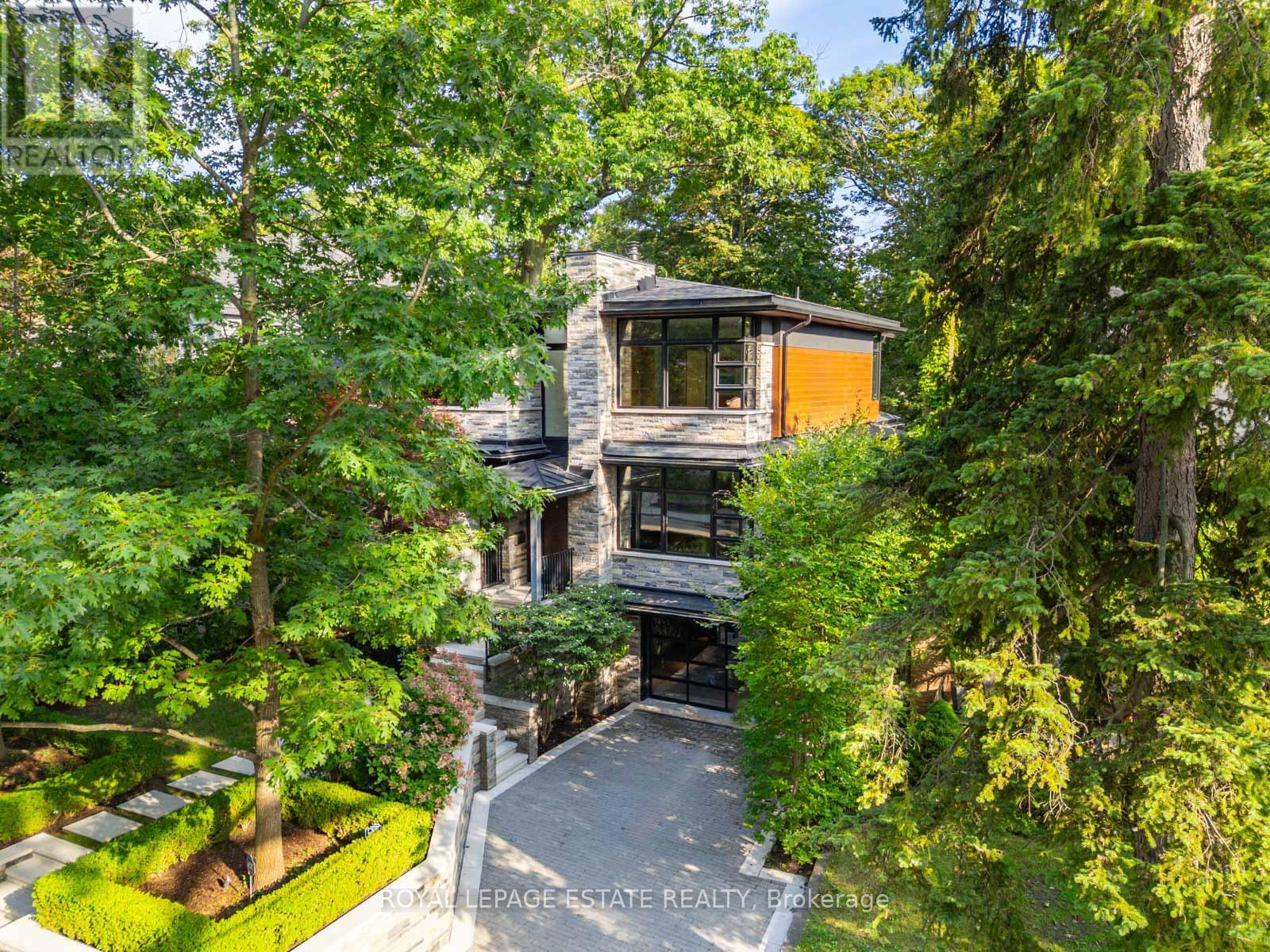 11 PINE CRESCENT - 2