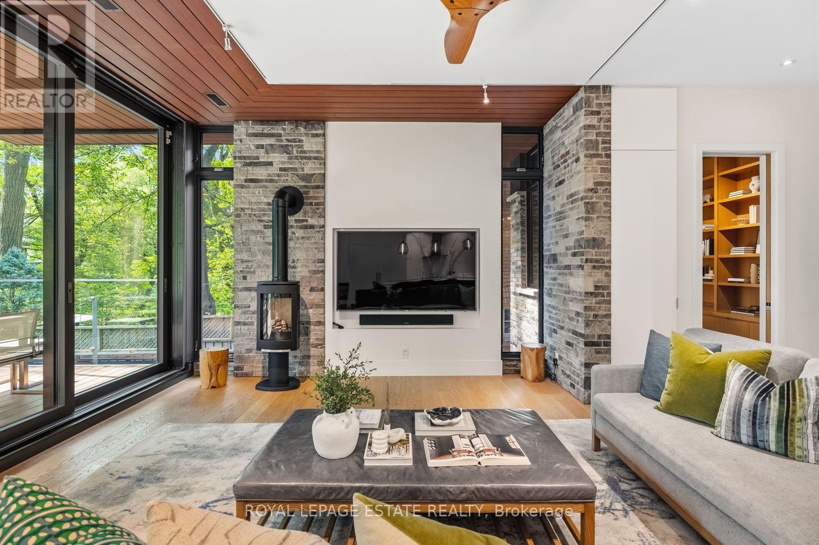 11 PINE CRESCENT - 22