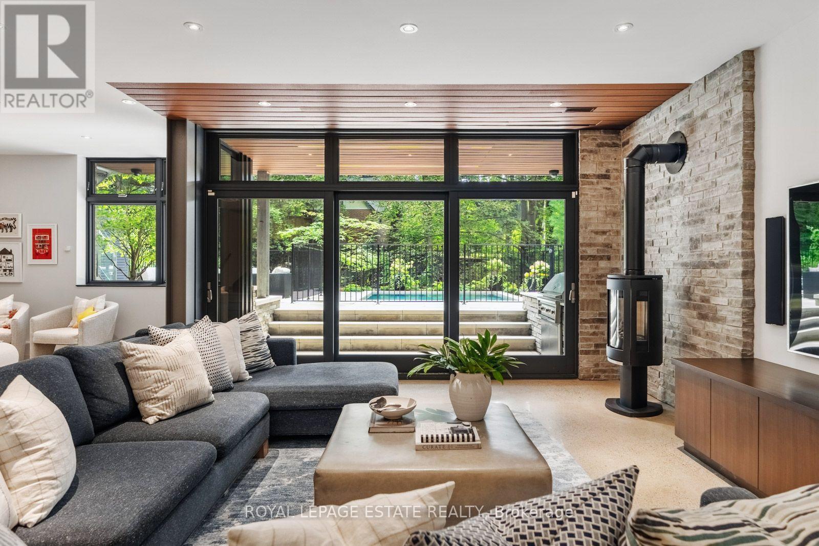 11 PINE CRESCENT - 40