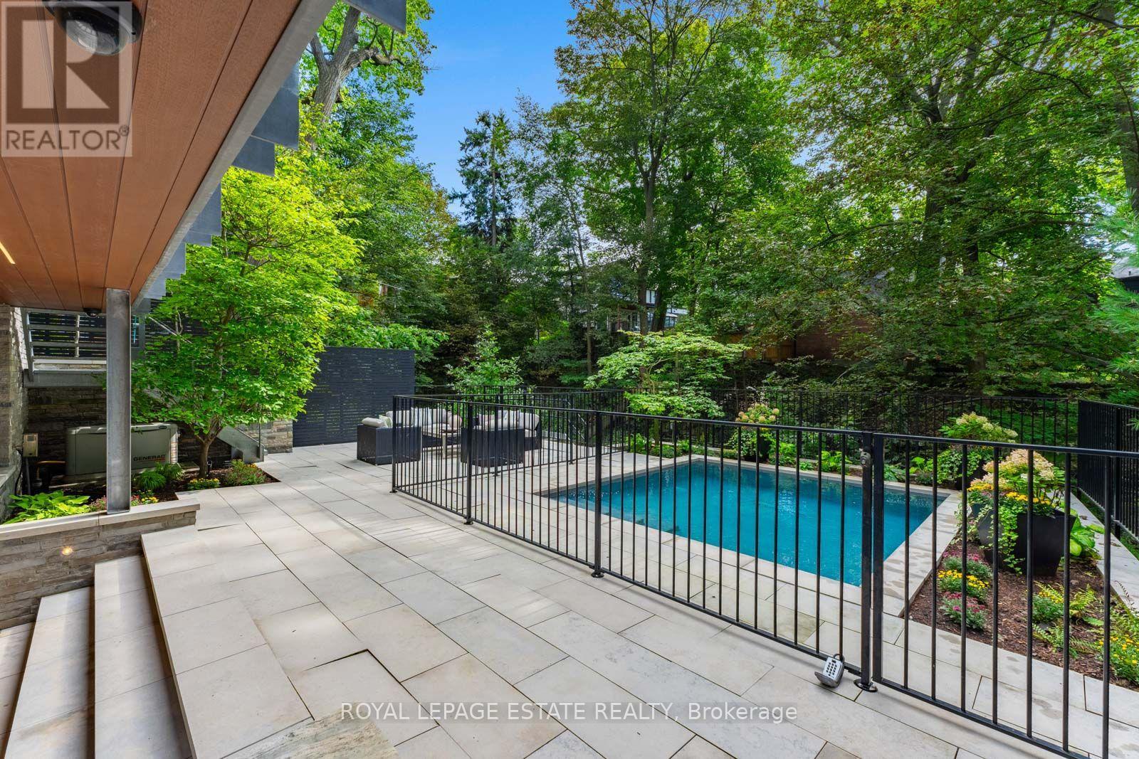 11 PINE CRESCENT - 44