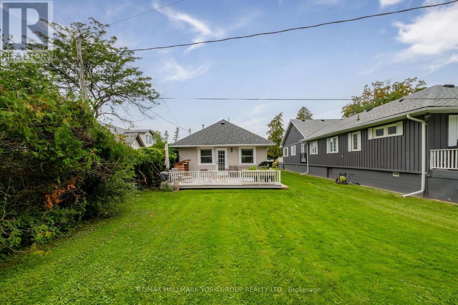 913 LAKE DRIVE N - 34