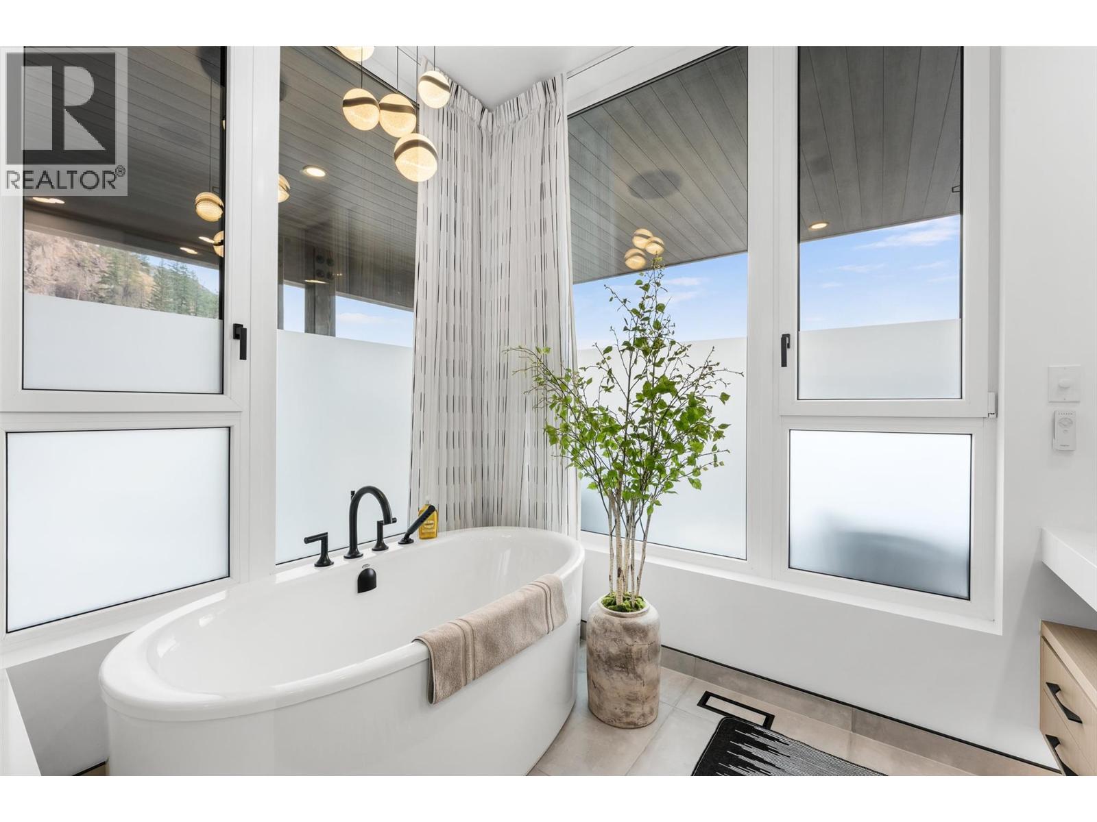 9857 Beacon Hill Drive, Lake Country - Image 1
