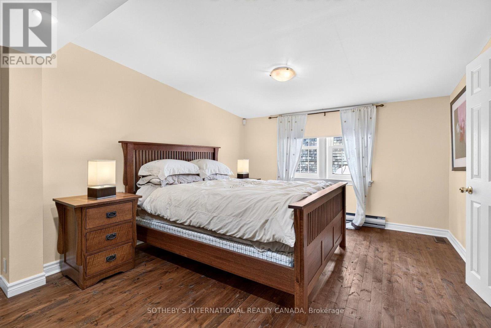 1375 CAROLINE STREET - 16