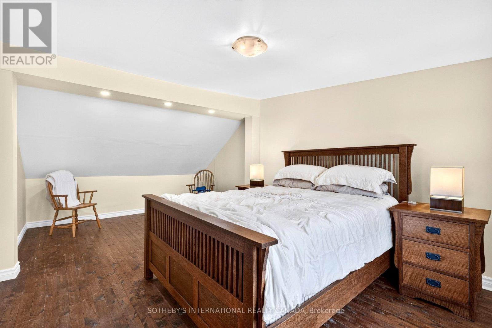 1375 CAROLINE STREET - 17