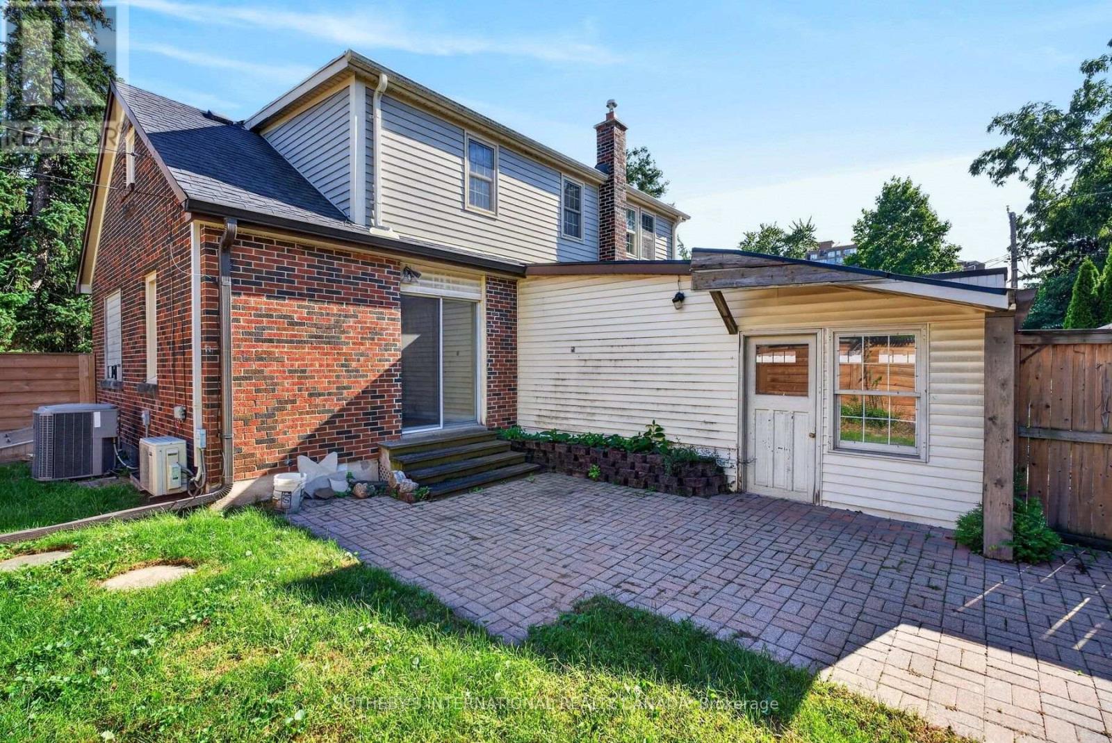 1375 CAROLINE STREET - 21