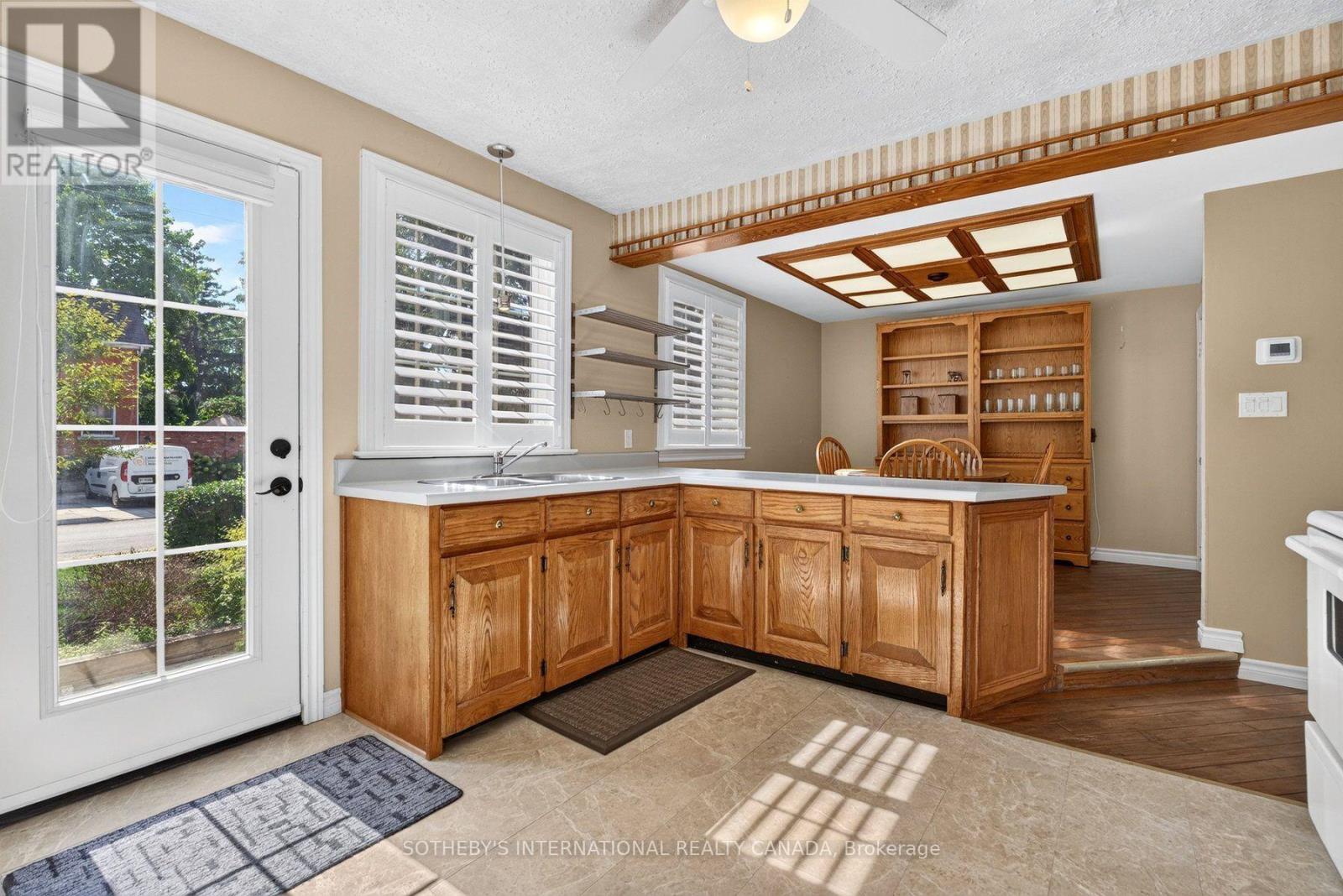 1375 CAROLINE STREET - 3