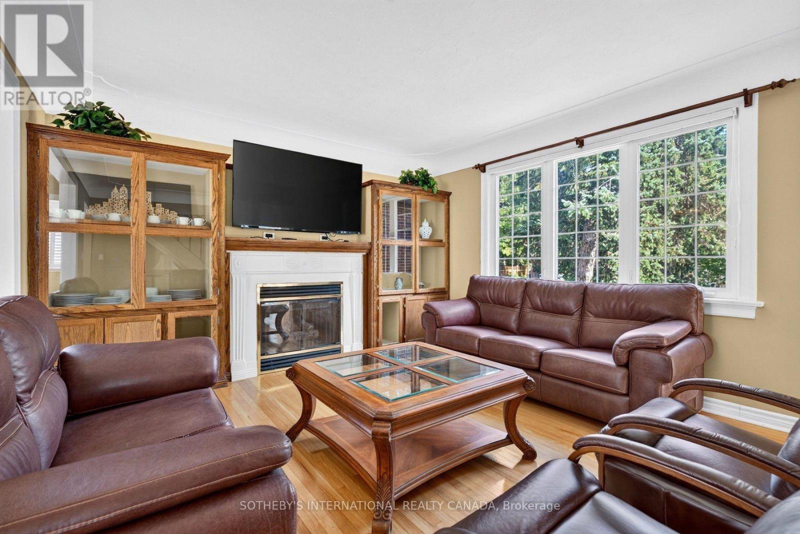 1375 CAROLINE STREET - 8