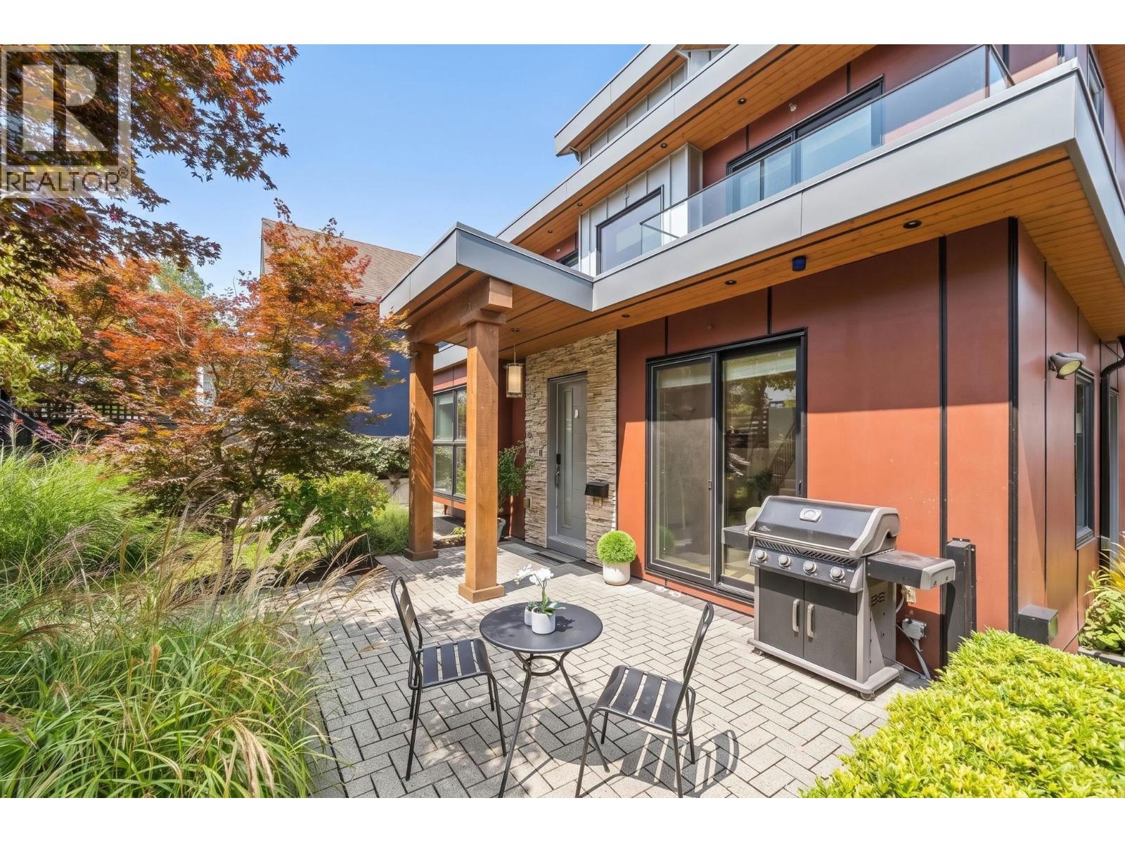 2 233 W 5TH STREET, North Vancouver