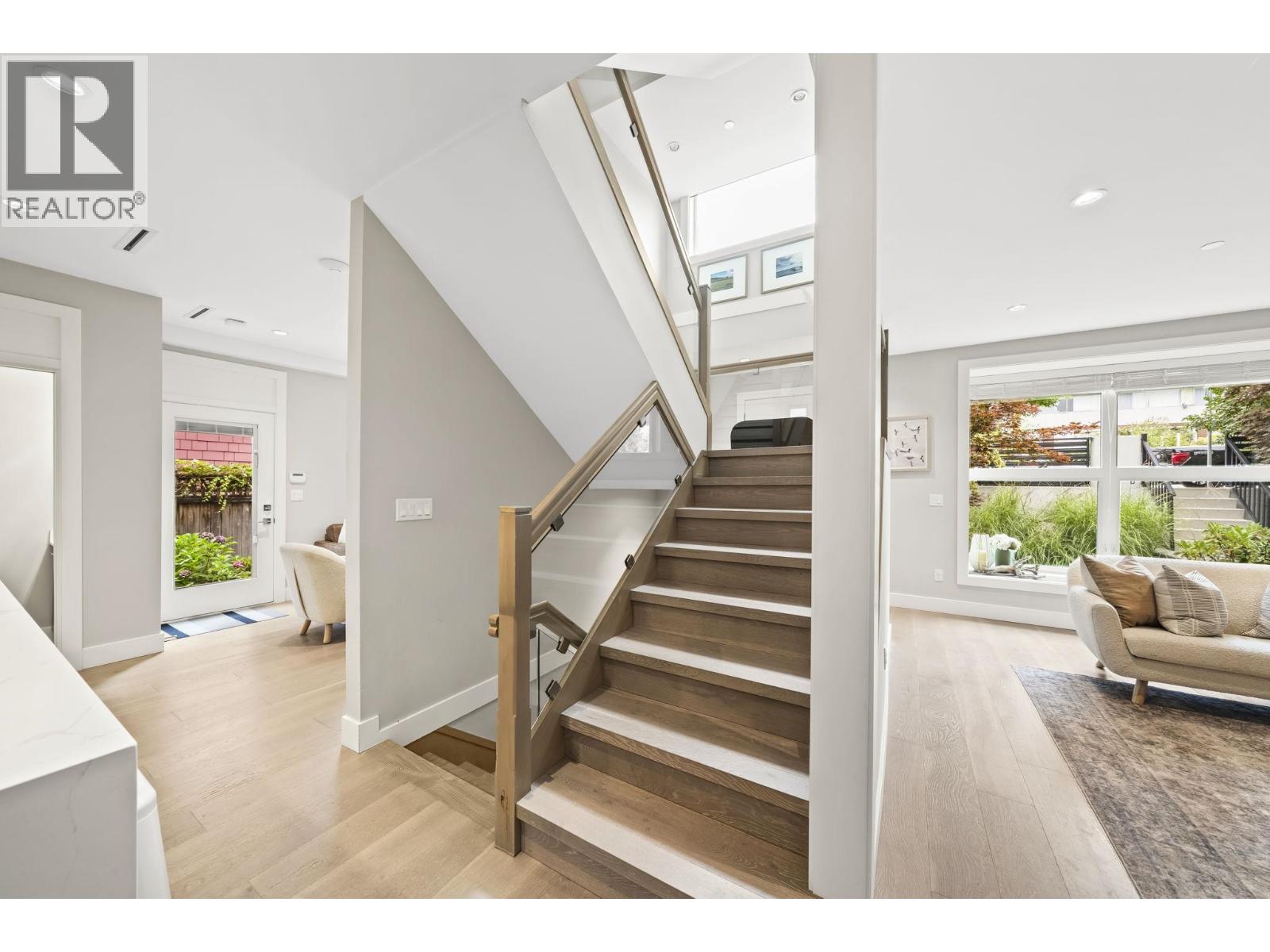 2 233 W 5TH STREET, North Vancouver