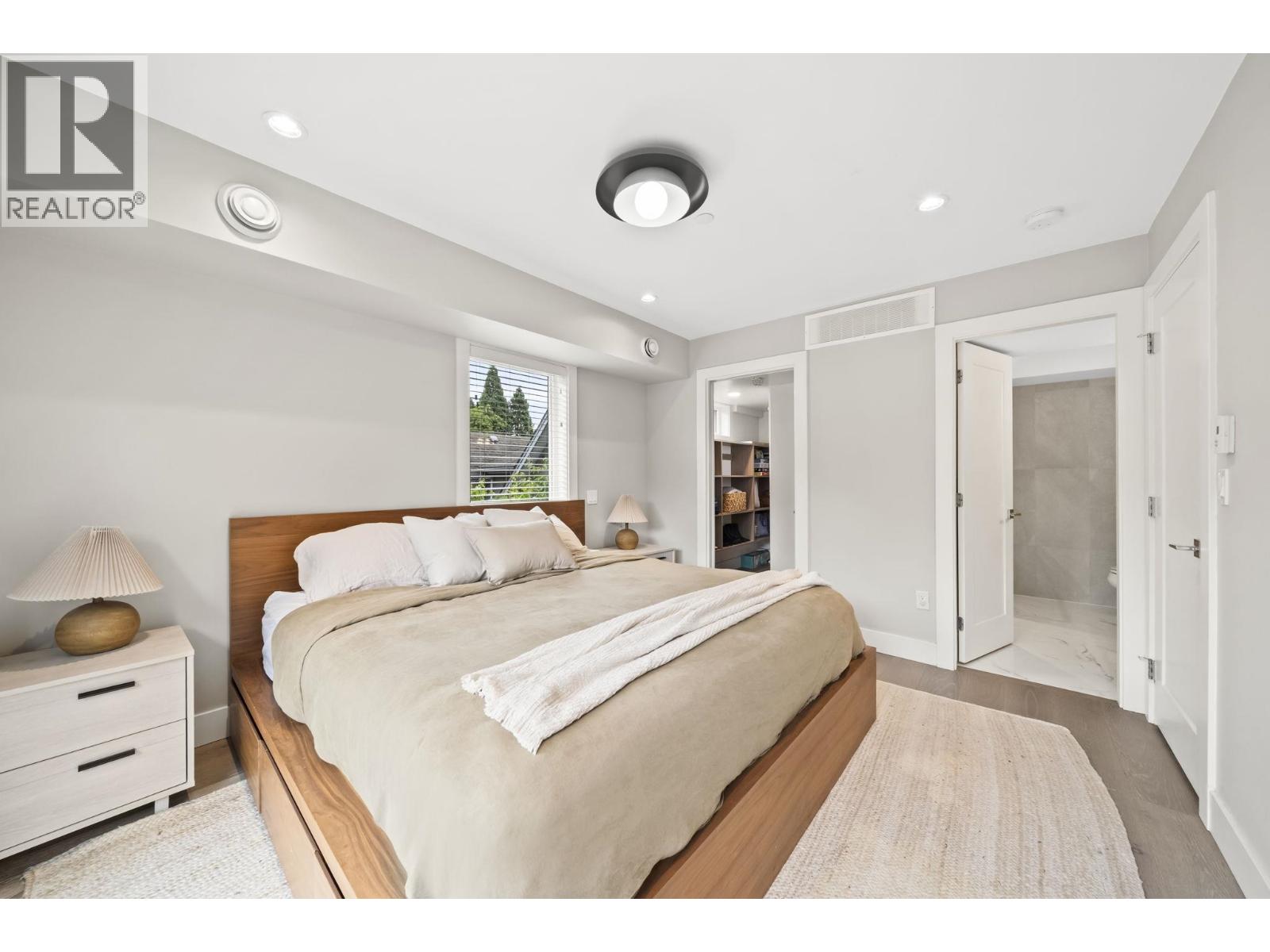 2 233 W 5TH STREET, North Vancouver