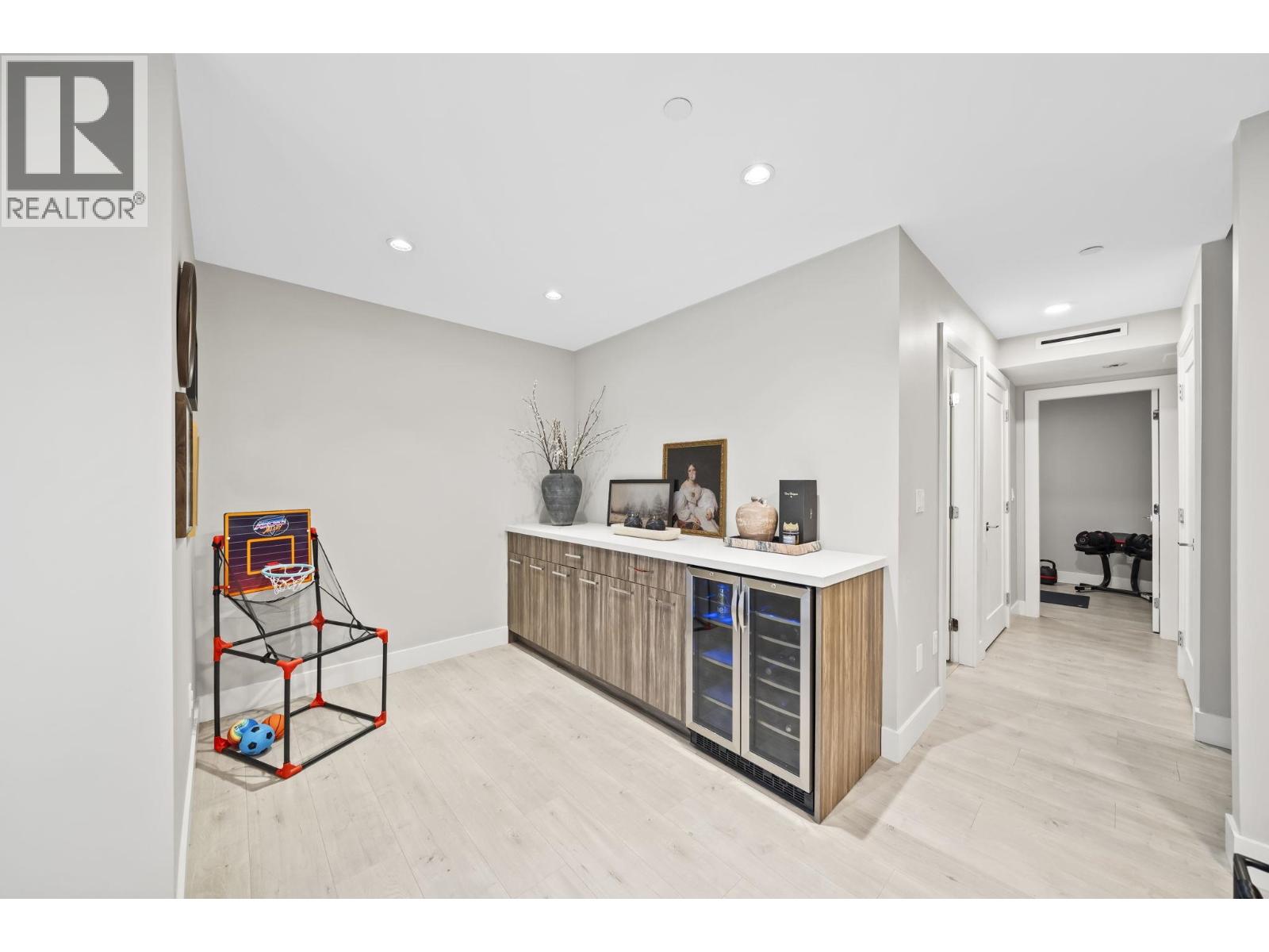 2 233 W 5TH STREET, North Vancouver