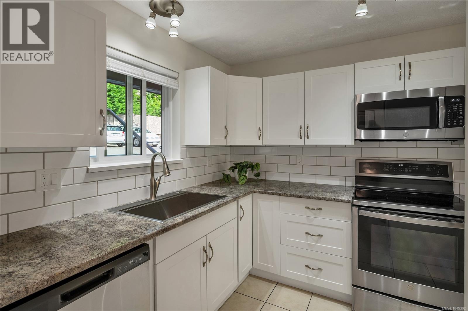 #102 4692 Alderwood Pl - 3