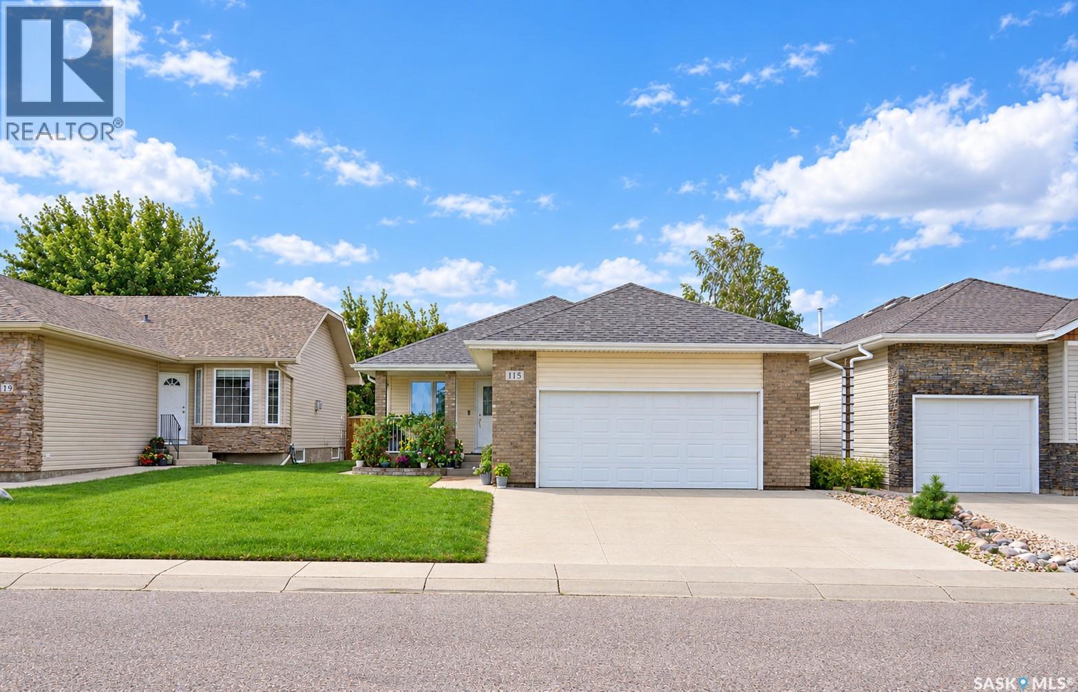 115 Martin CRESCENT - 1