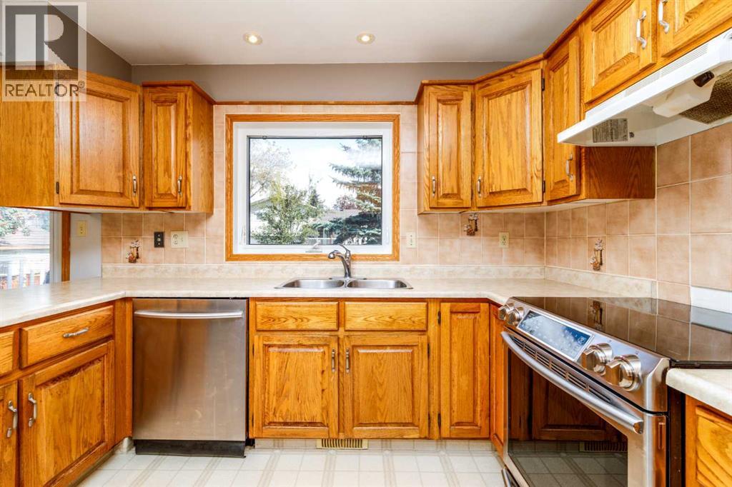Listing photo – 49 Rutledge Crescent E, Red Deer