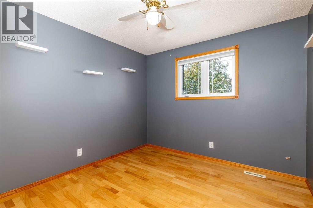 Listing photo – 49 Rutledge Crescent E, Red Deer